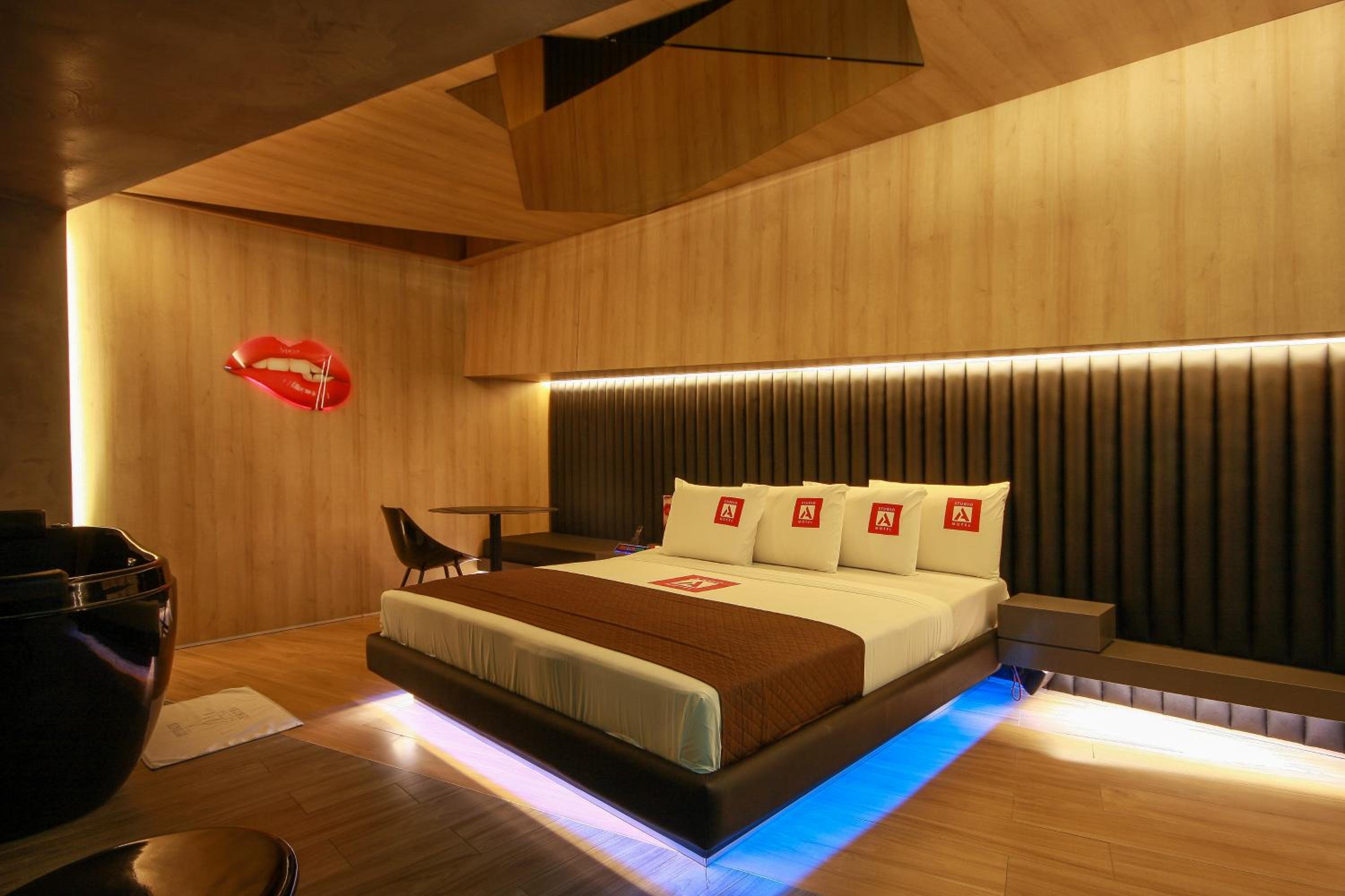 Deluxe Suite with Spa Bath