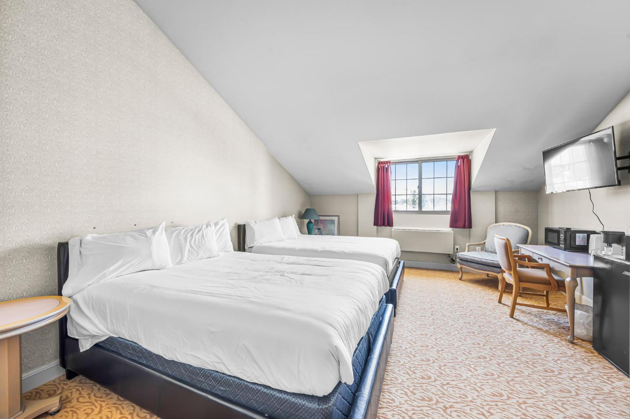 Executive Queen Room with Two Queen Beds photo 1