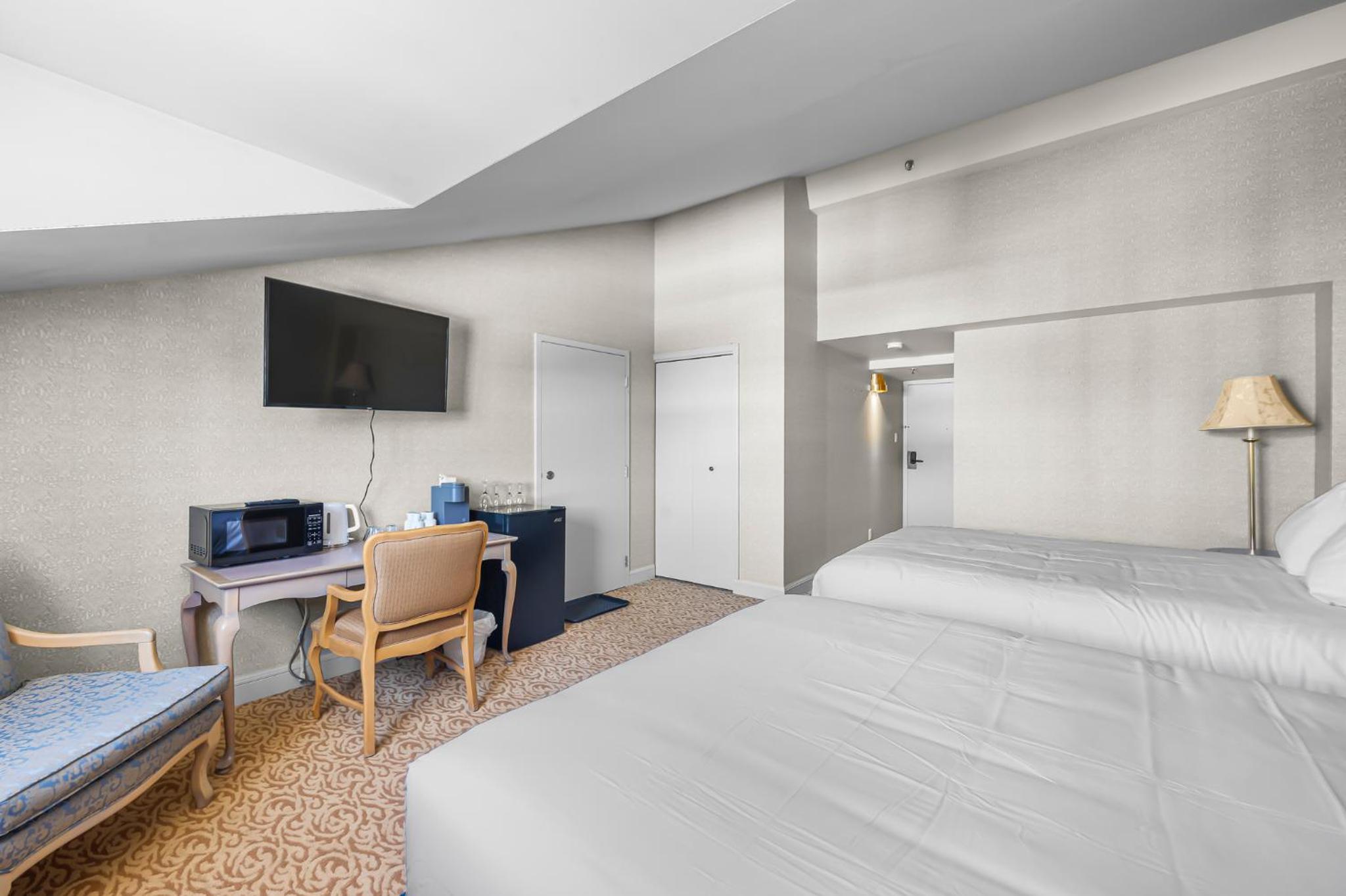Executive Queen Room with Two Queen Beds photo 2