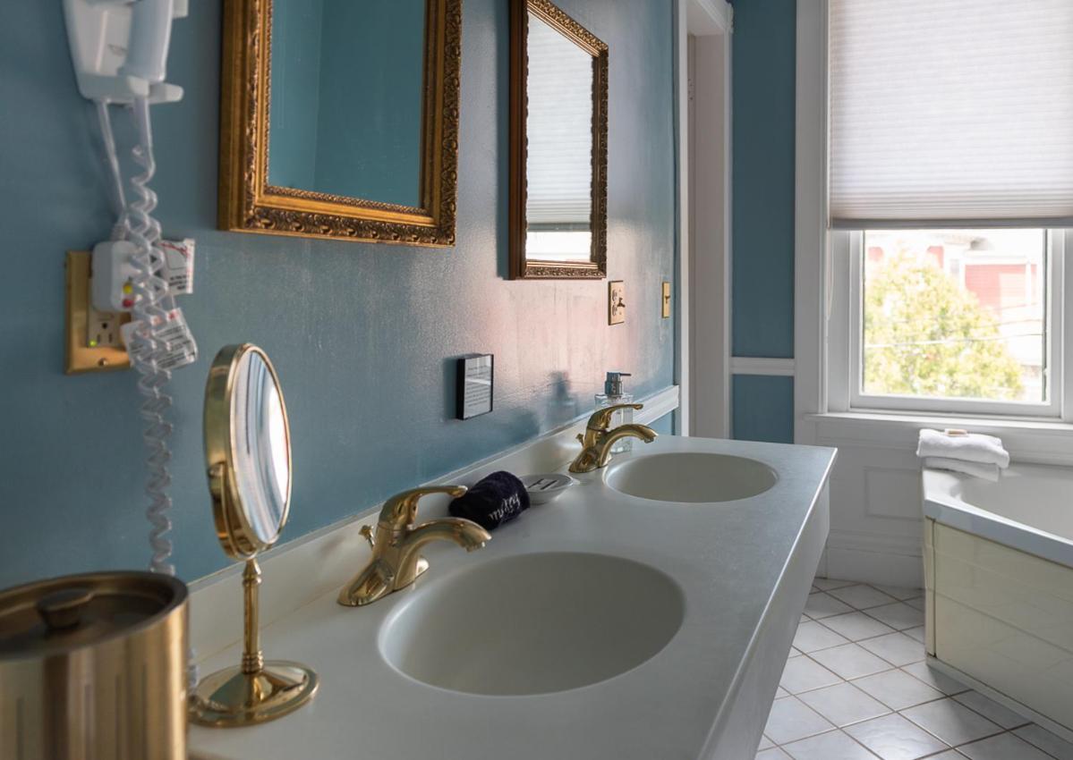 Deluxe Queen Room - Photo 4