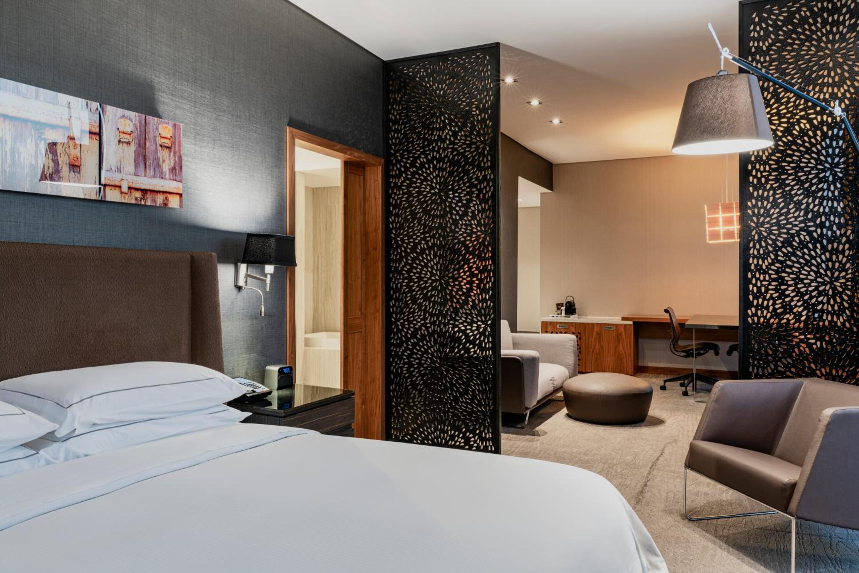 Junior King Suite with Seating Area thumbnail 5