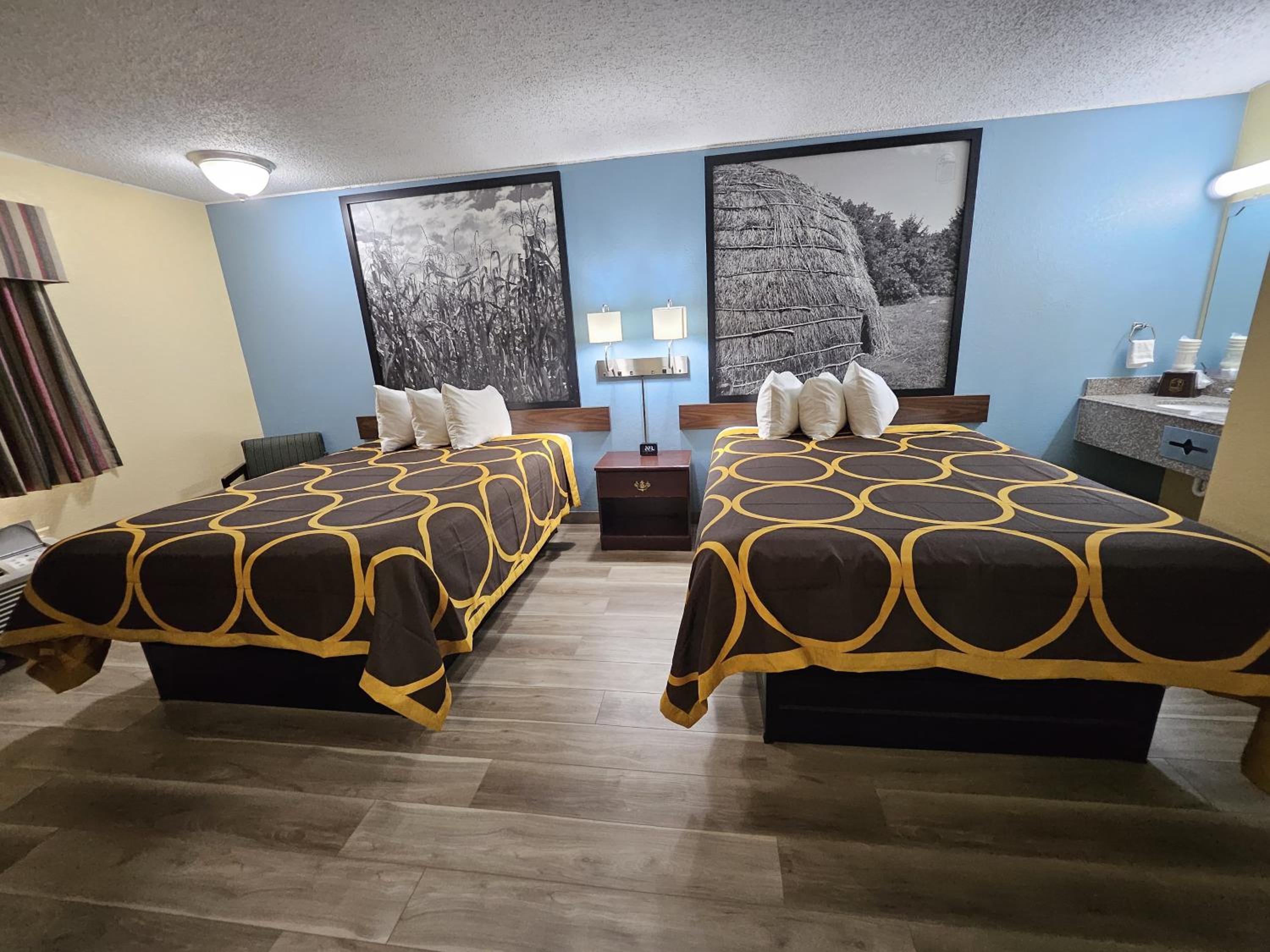 Queen Room with Two Queen Beds - Non-Smoking - Photo 5