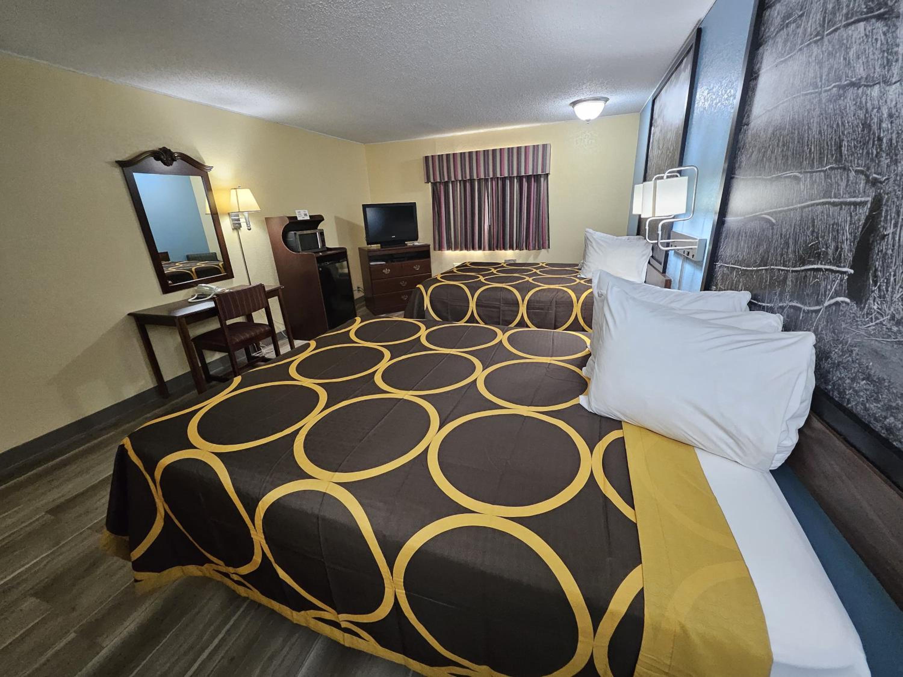 Queen Room with Two Queen Beds - Non-Smoking - Photo 2