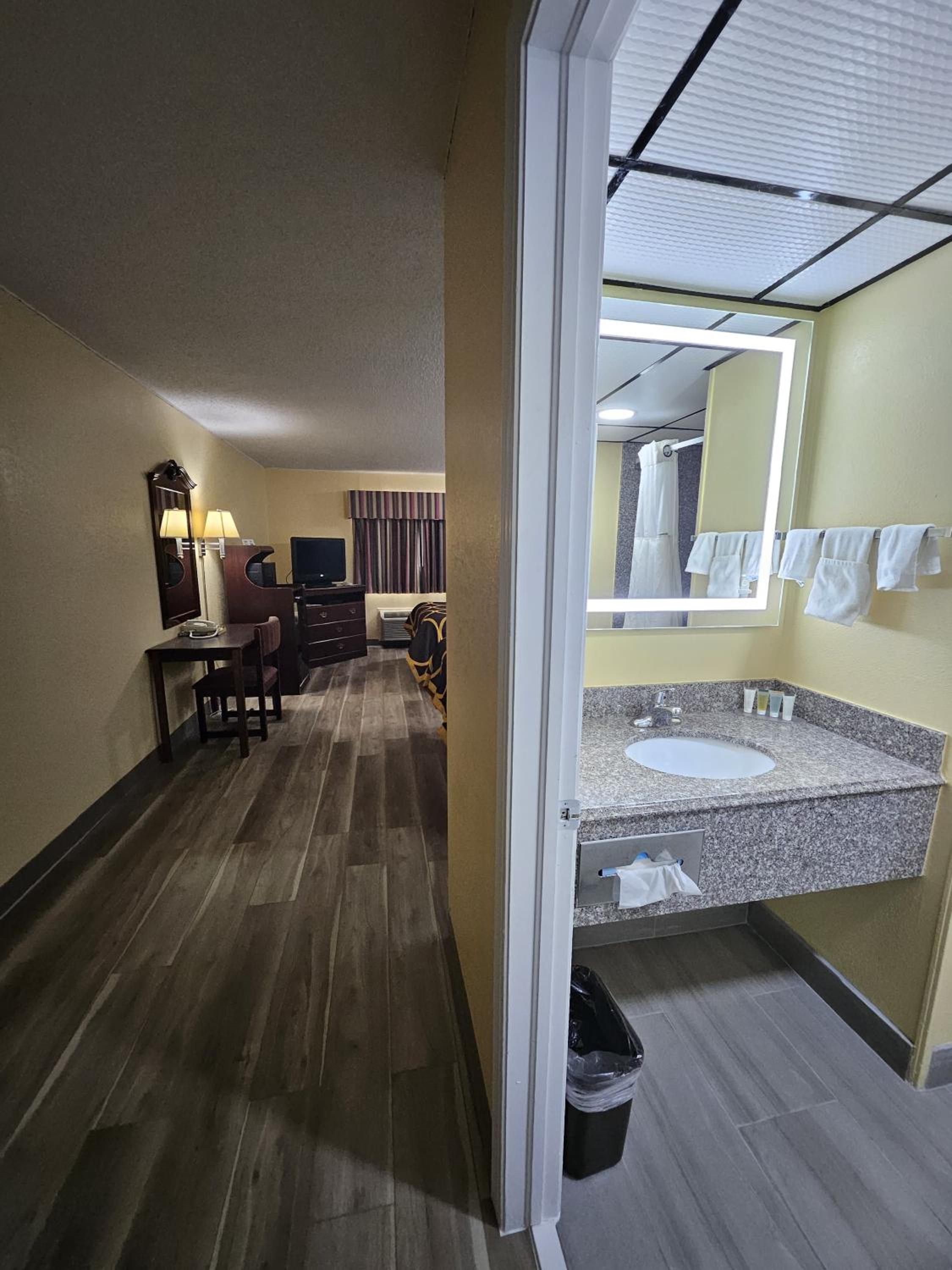 Queen Room with Two Queen Beds - Non-Smoking - Photo 7