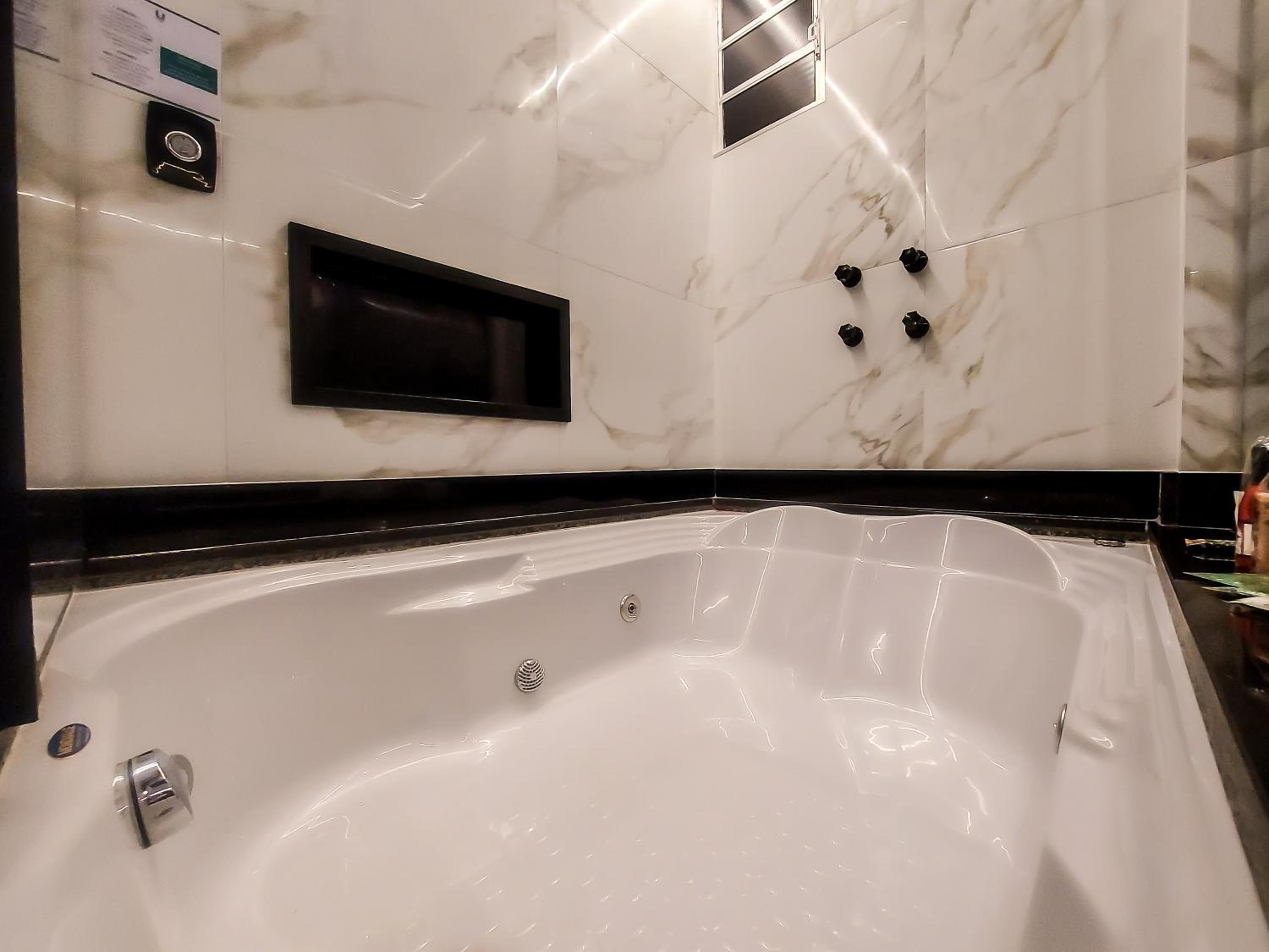Deluxe Double Room with Bath - Photo 3