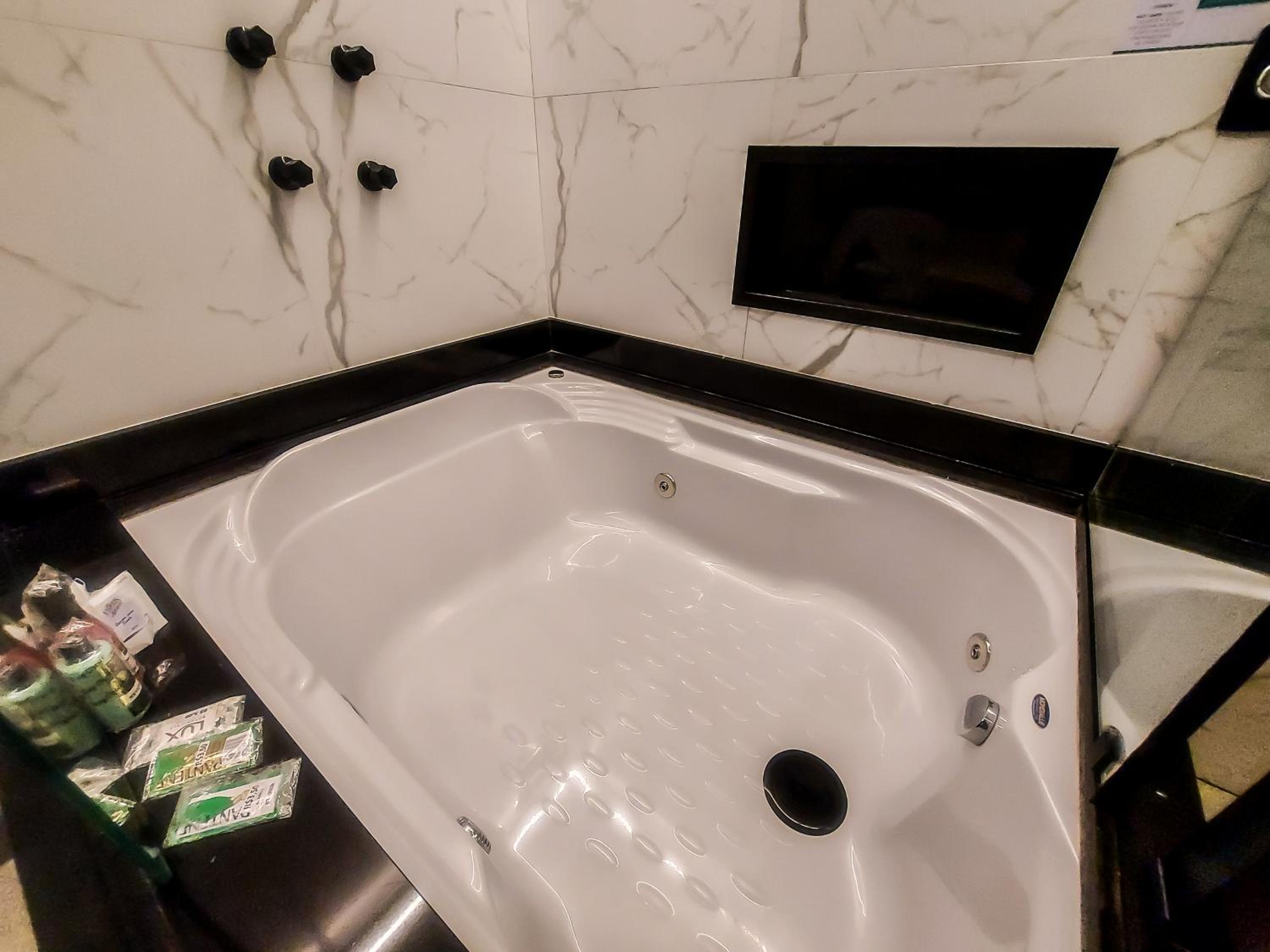 Deluxe Double Room with Bath - Photo 9