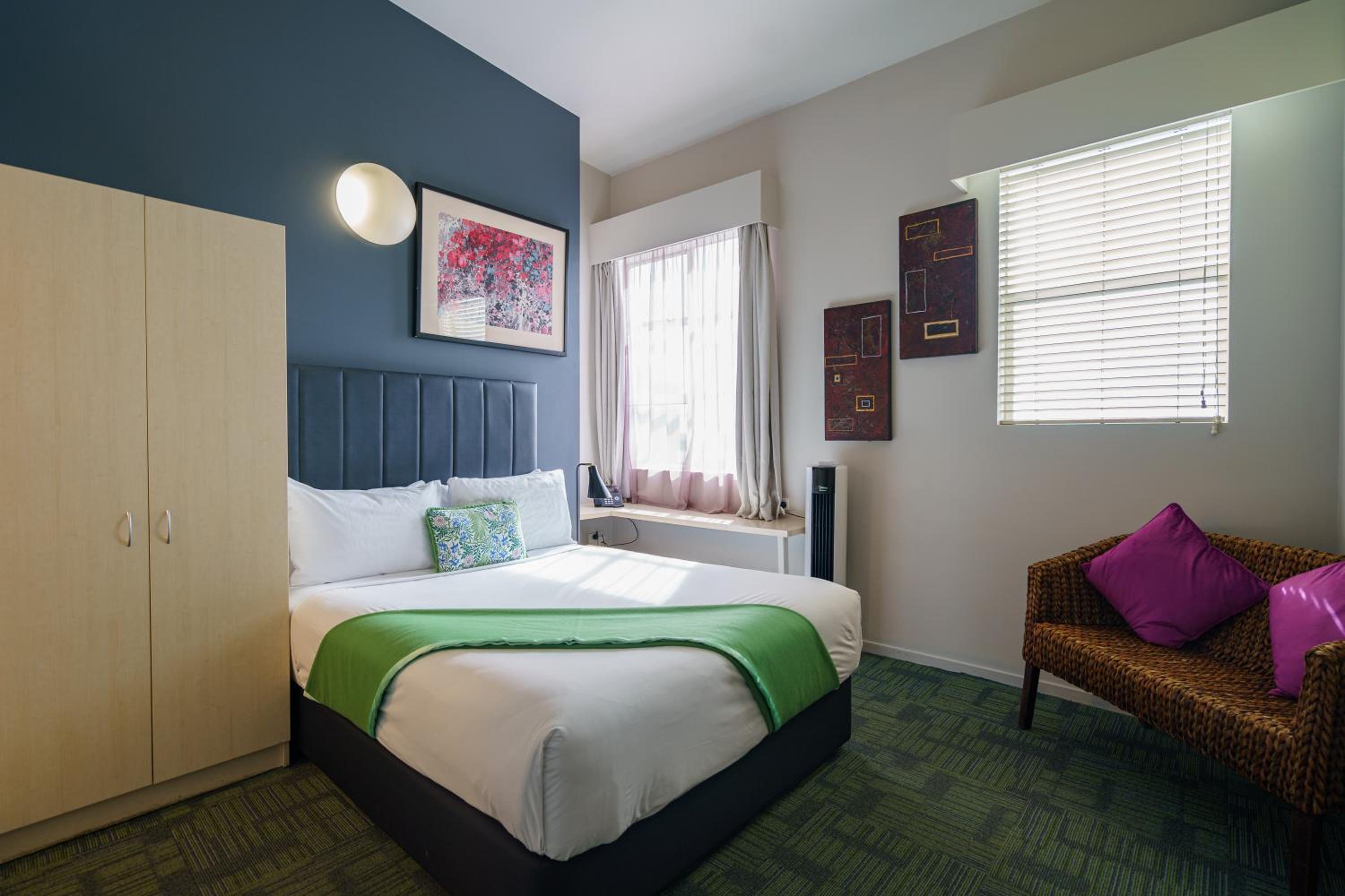 Standard Queen Room - Photo 9