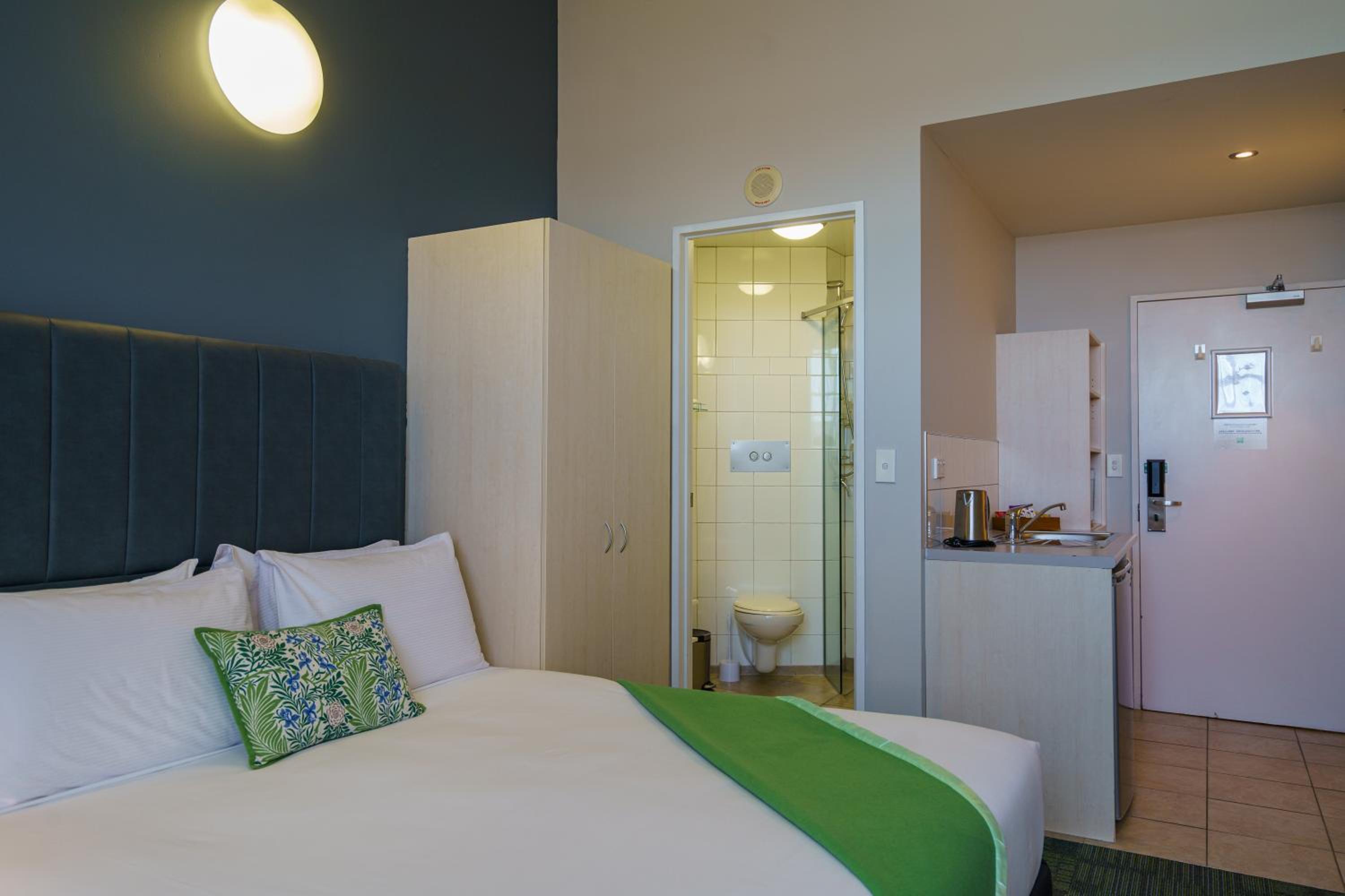 Standard Queen Room - Photo 11