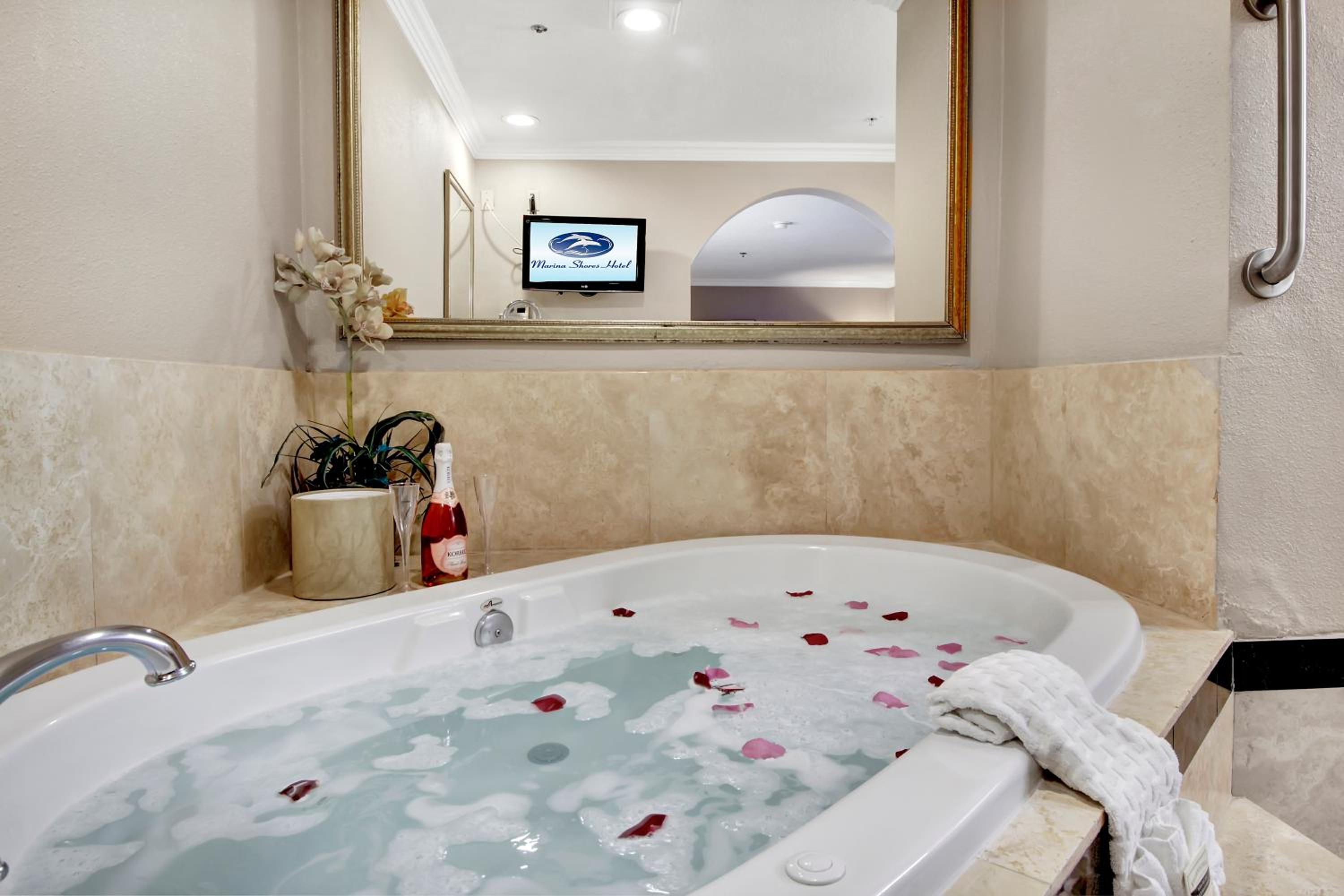 King Suite with Spa Bath - Non-Smoking - Photo 6