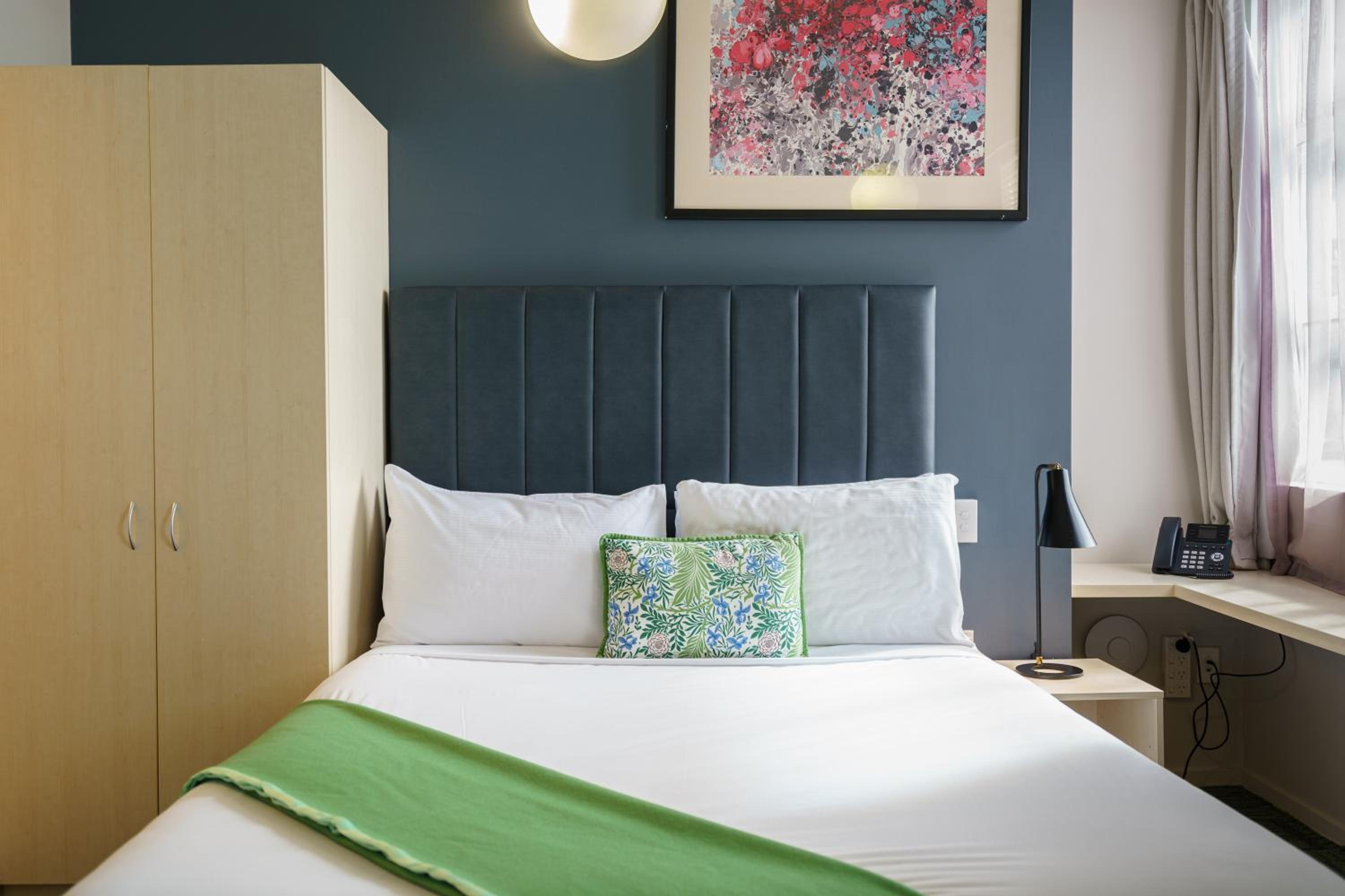 Standard Queen Room - Photo 12