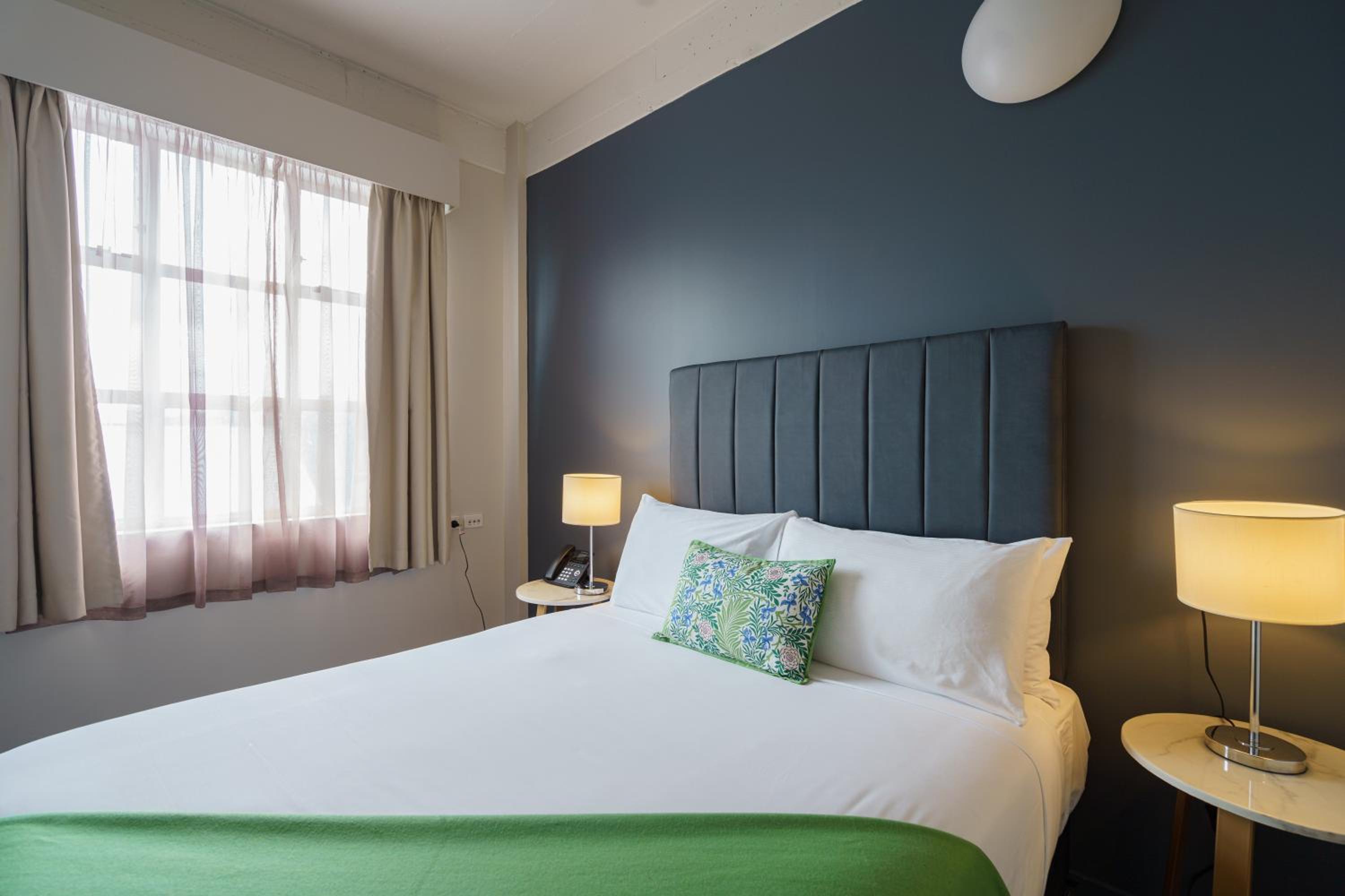 Standard Room with One Queen Bed and One Single Bed - Photo 12