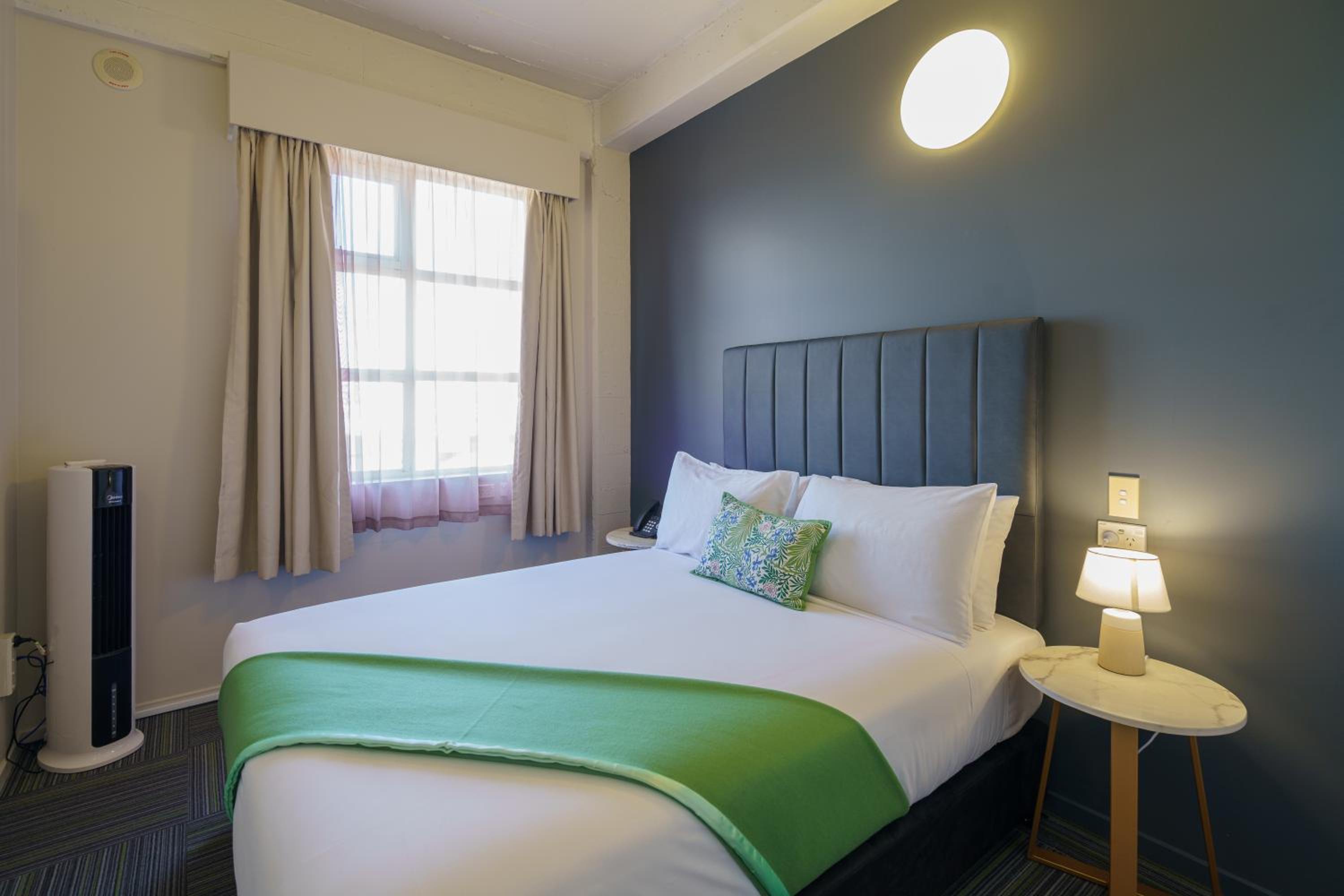 Standard Room with One Queen Bed and One Single Bed - Photo 5