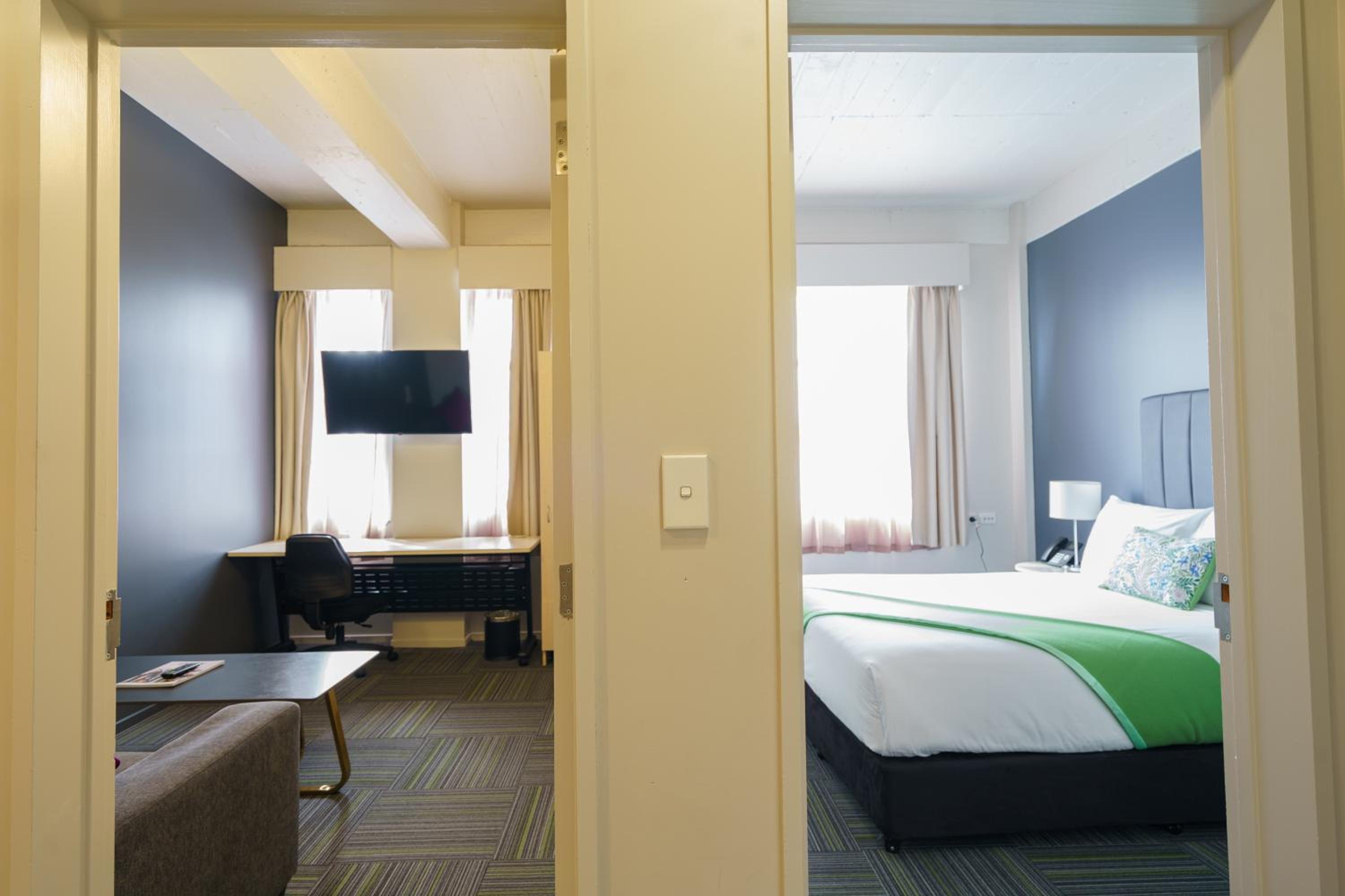 Apartment with Queen Bed - Photo 4