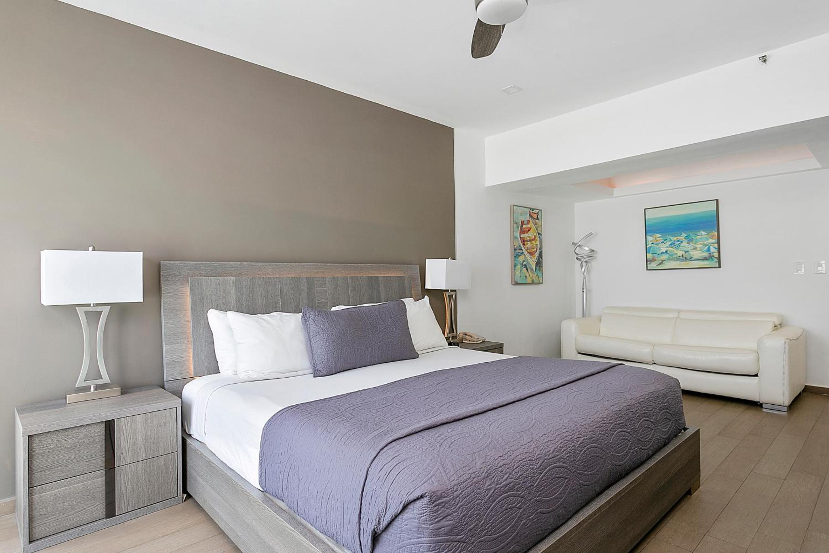 Ocean Front Balcony Room with King Bed photo 2