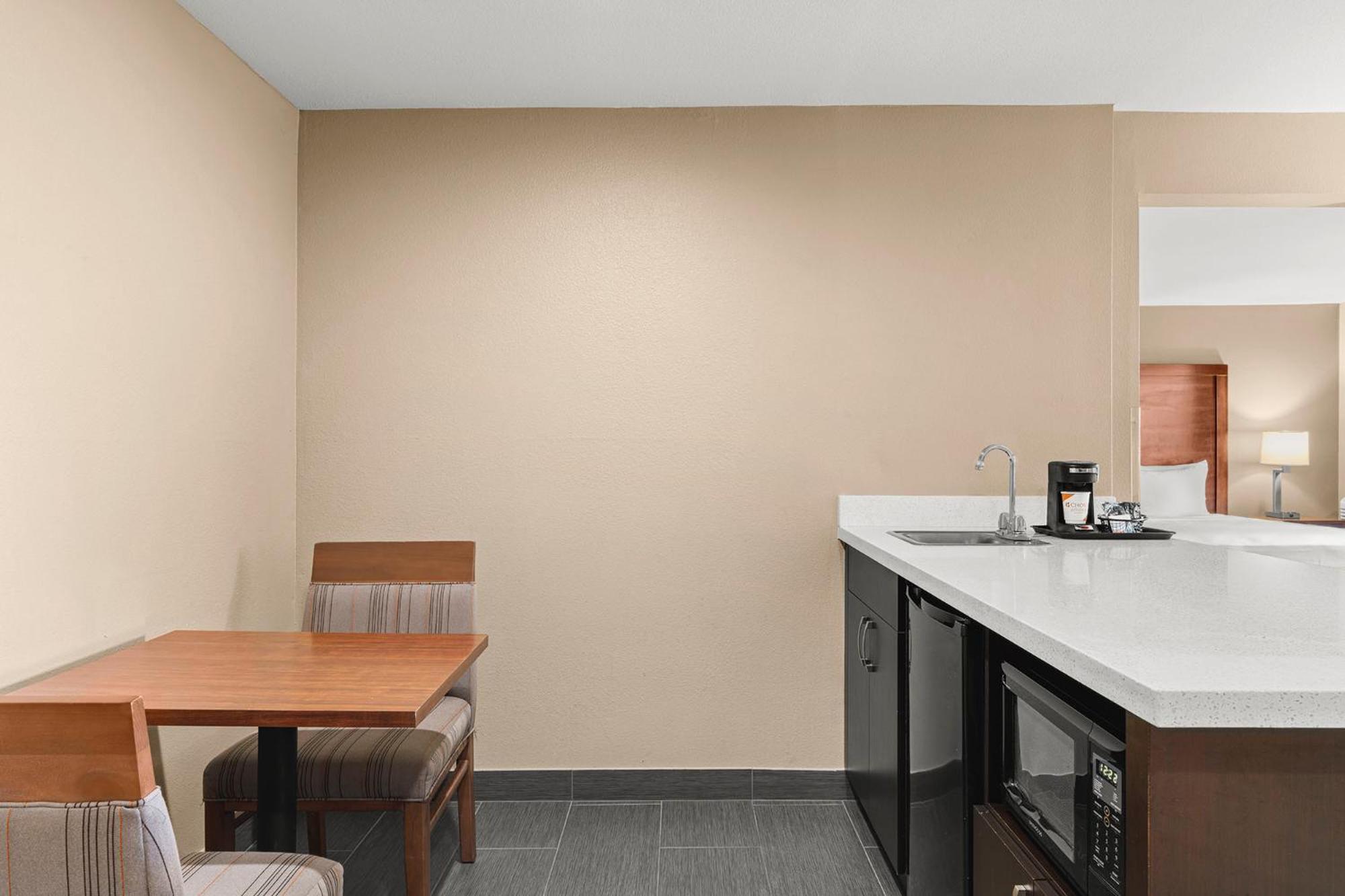 King Suite - Non-Smoking - Photo 3
