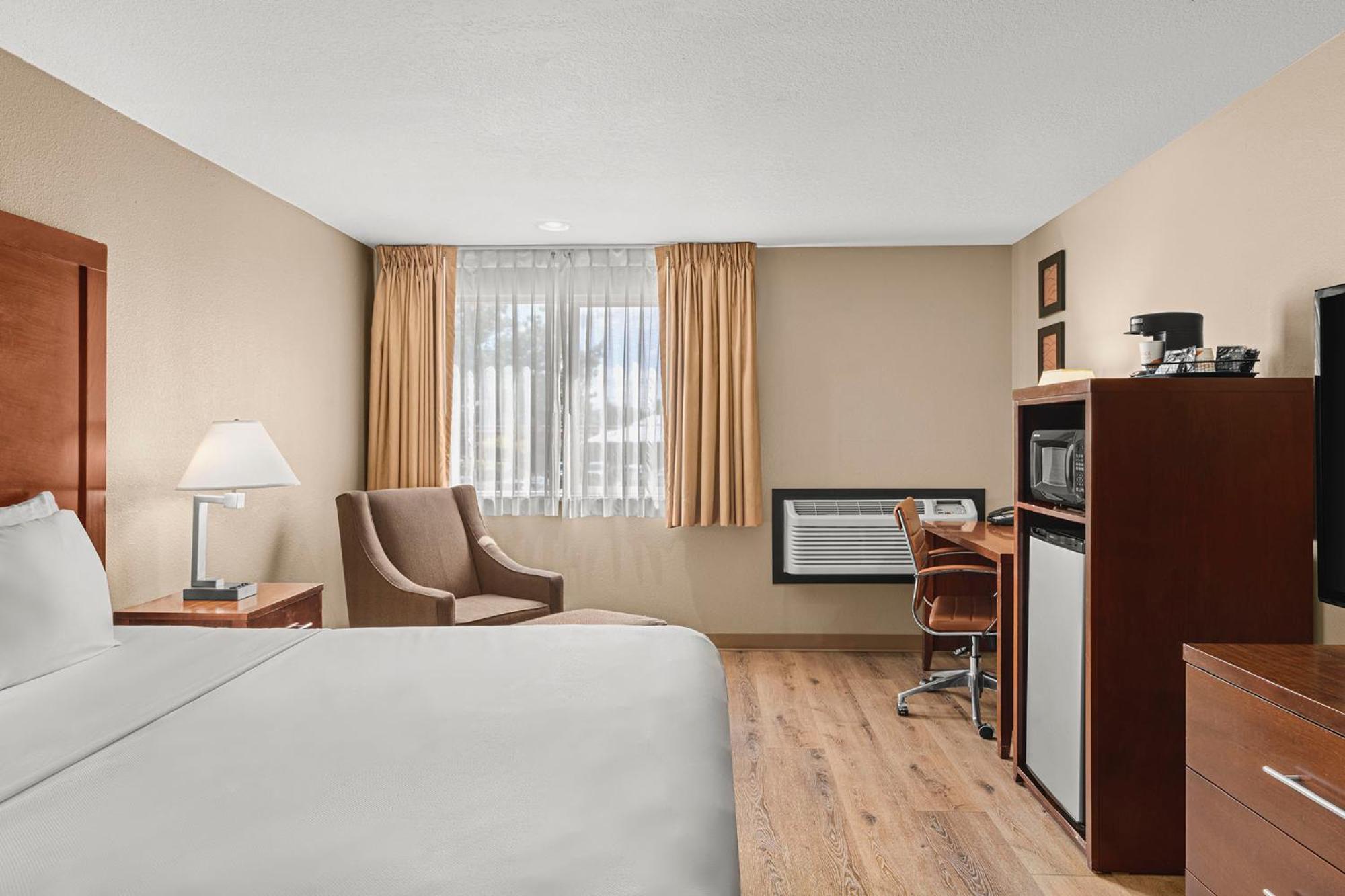 Standard King Room - Photo 7