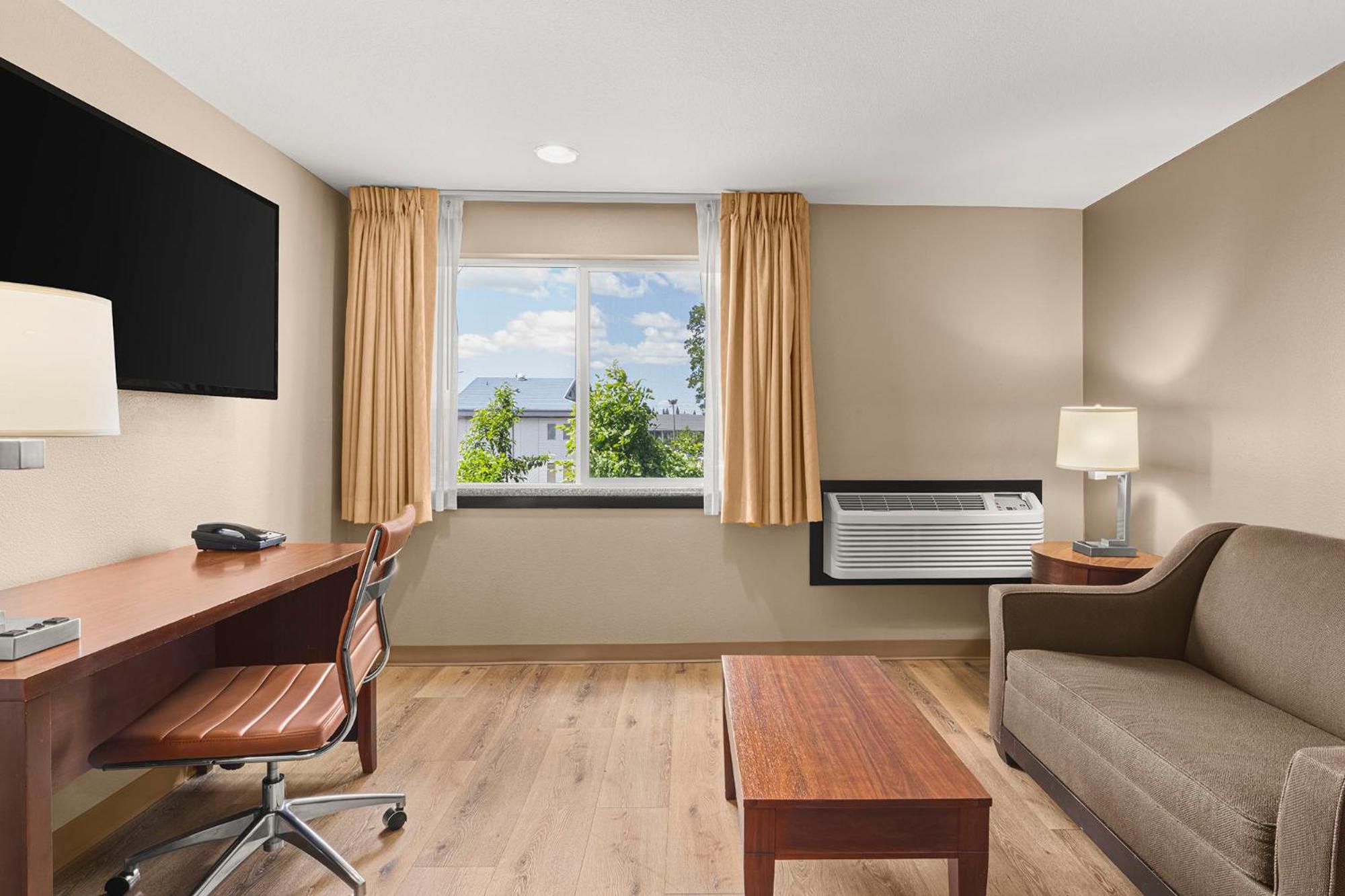 King Suite - Non-Smoking - Photo 5