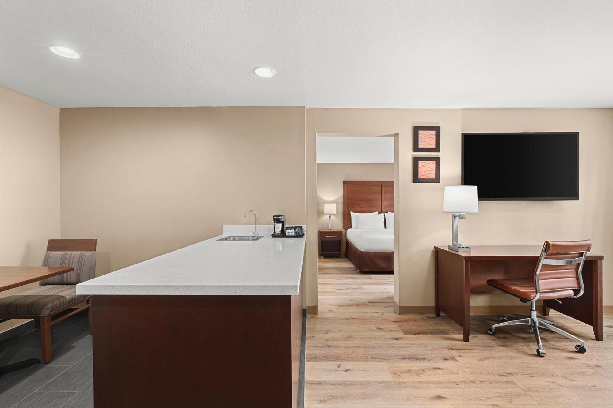 King Suite - Non-Smoking - Photo 6