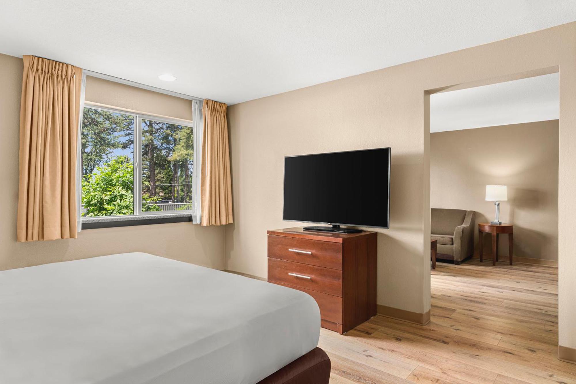 King Suite - Non-Smoking - Photo 7