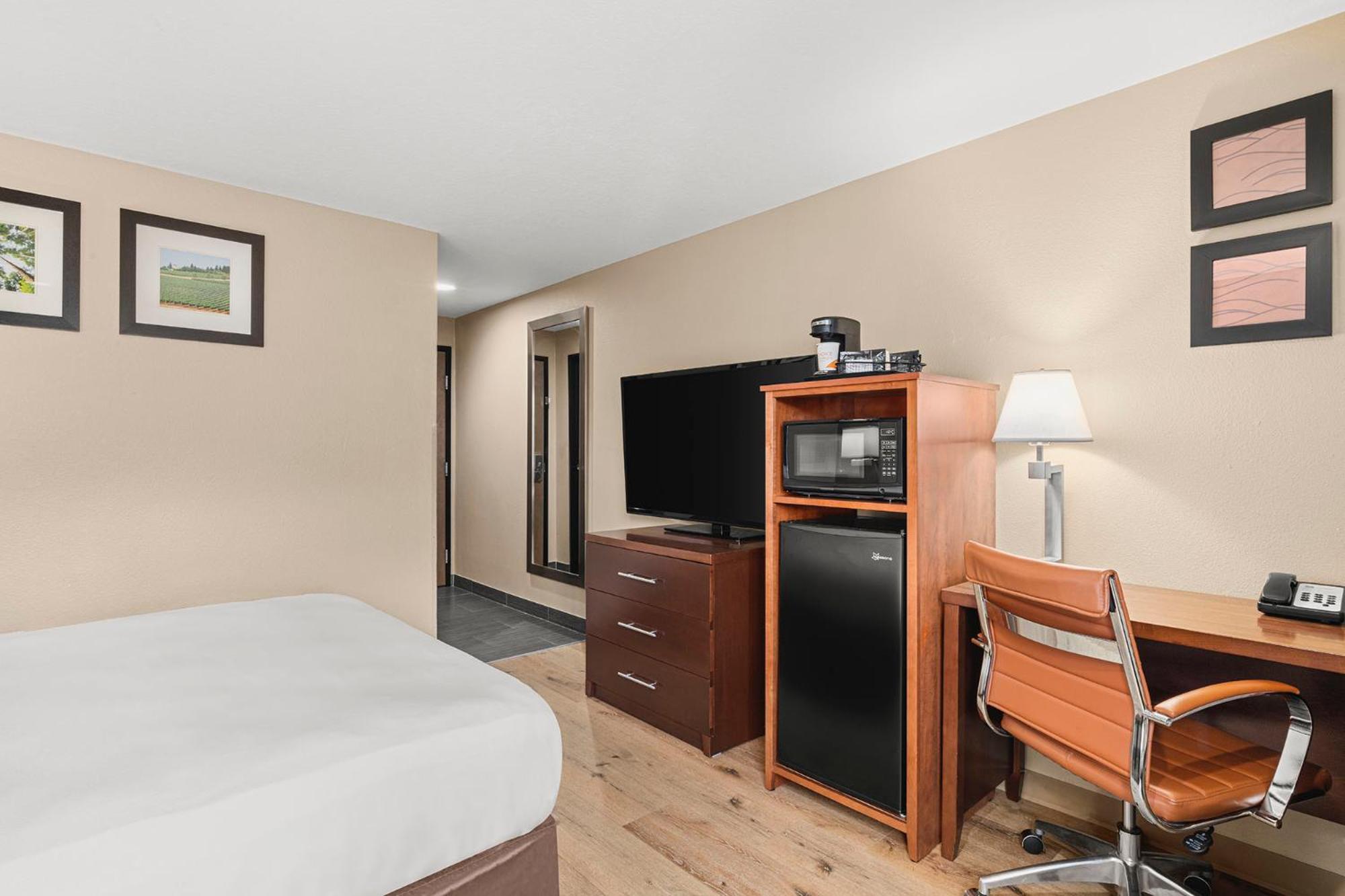 Standard Queen Room with Two Queen Beds - Photo 6
