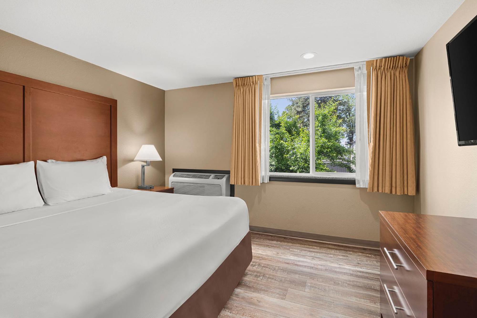King Suite - Non-Smoking - Photo 8