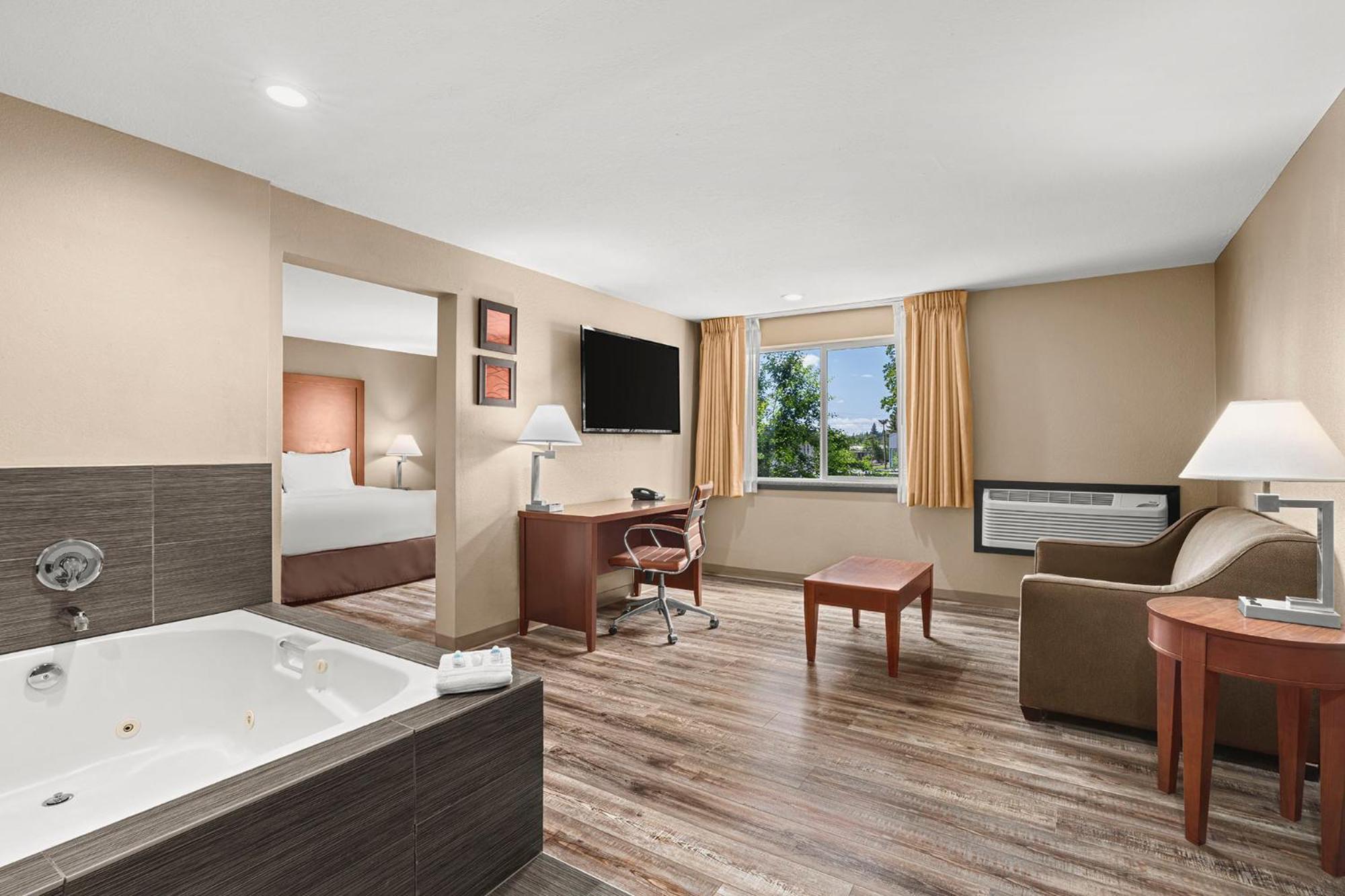 Standard Suite with One King Bed - Non-Smoking - Photo 3