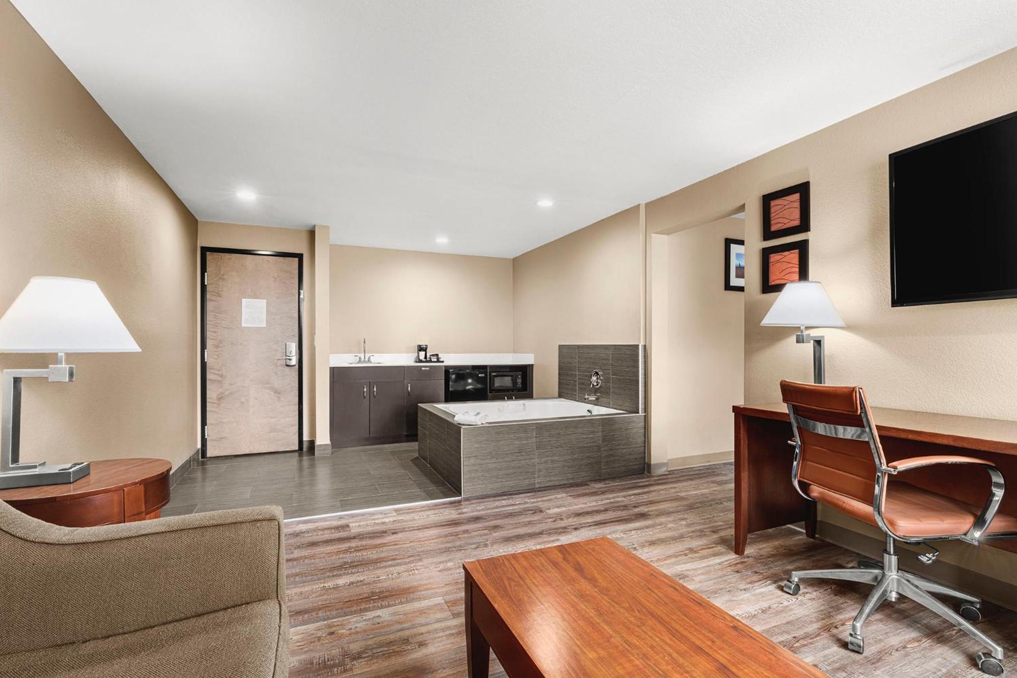 Standard Suite with One King Bed - Non-Smoking - Photo 7