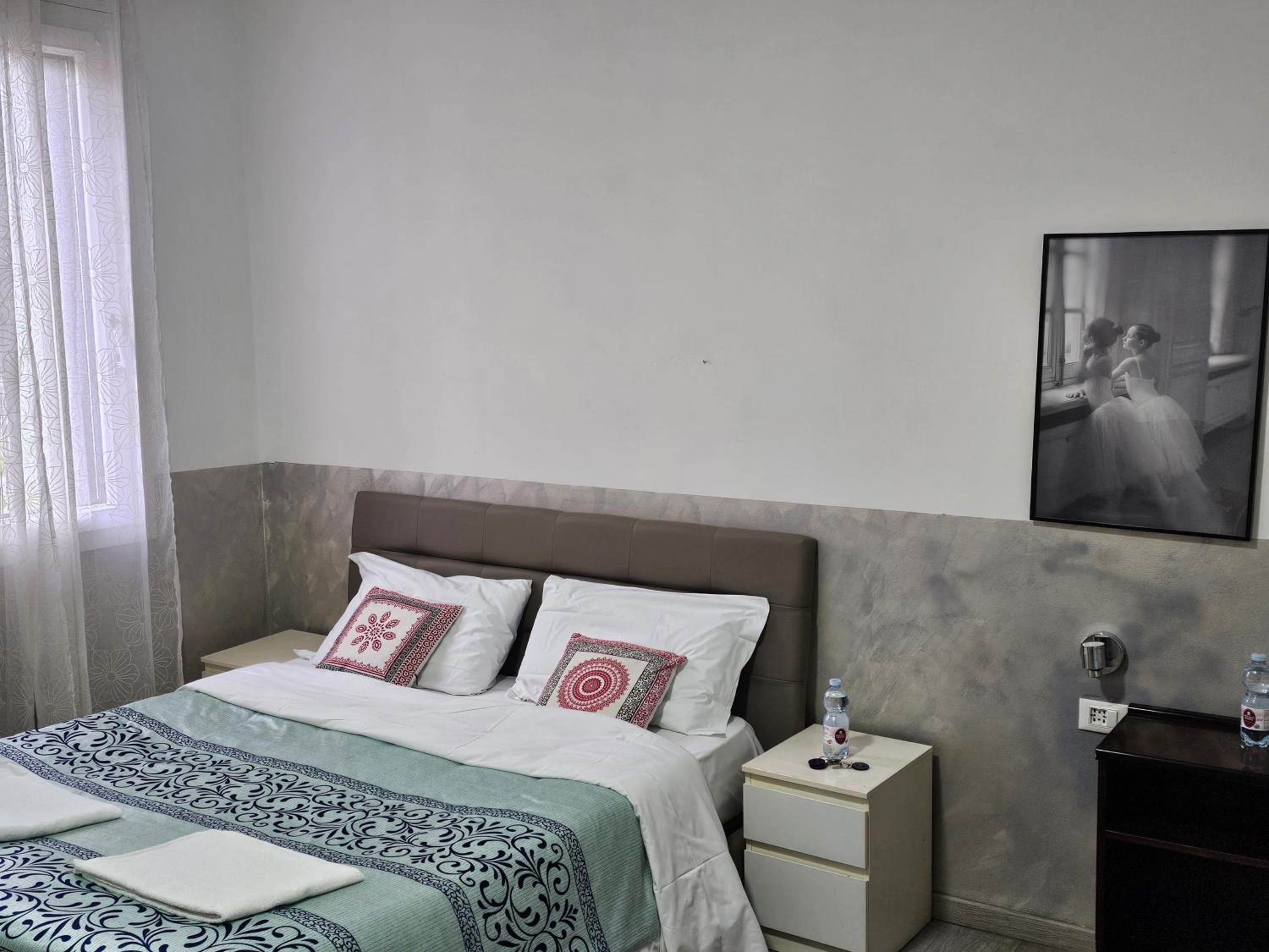 Double or Twin Room with Private Bathroom - Photo 11