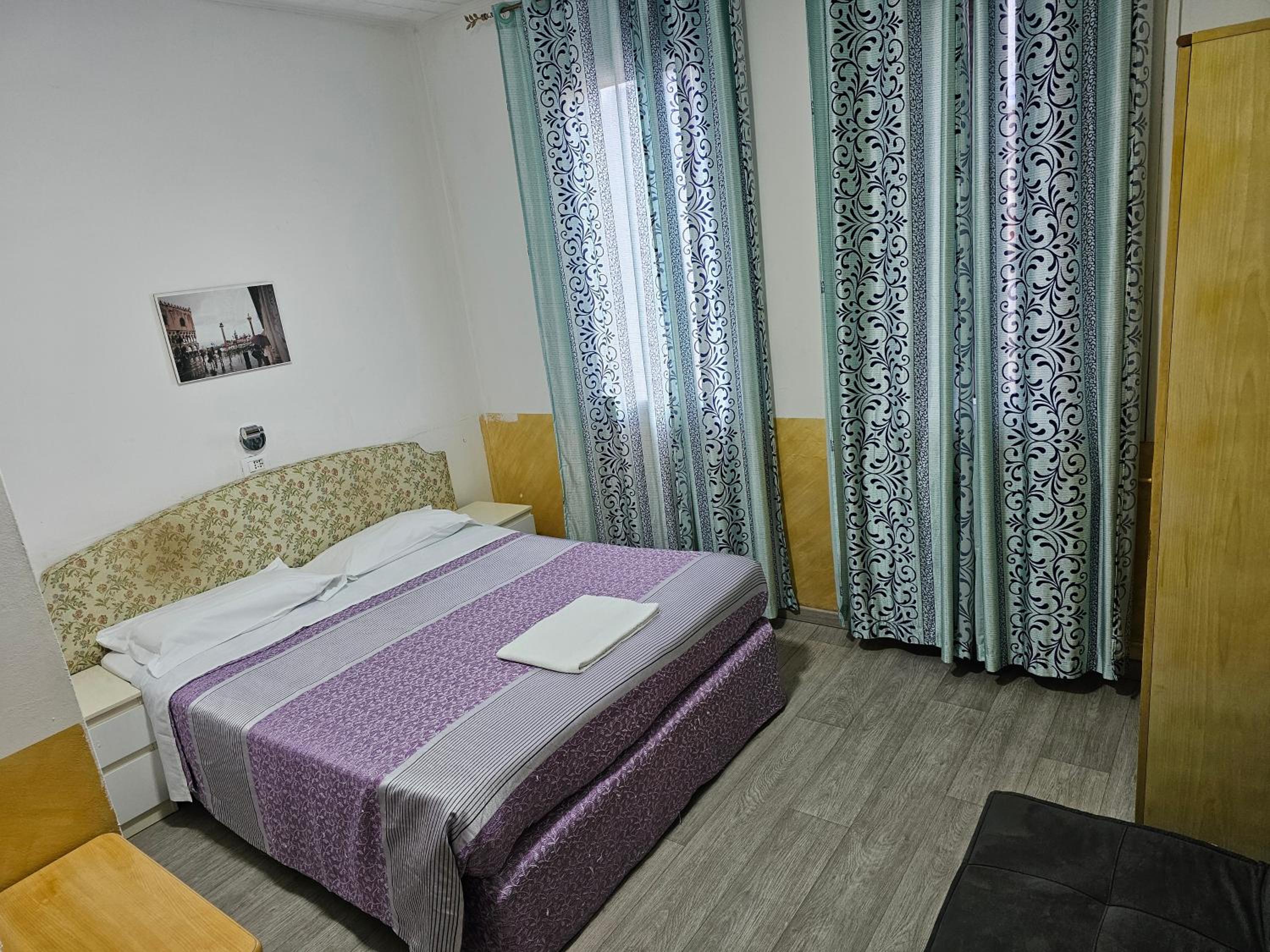 Double or Twin Room with Private Bathroom - Photo 10