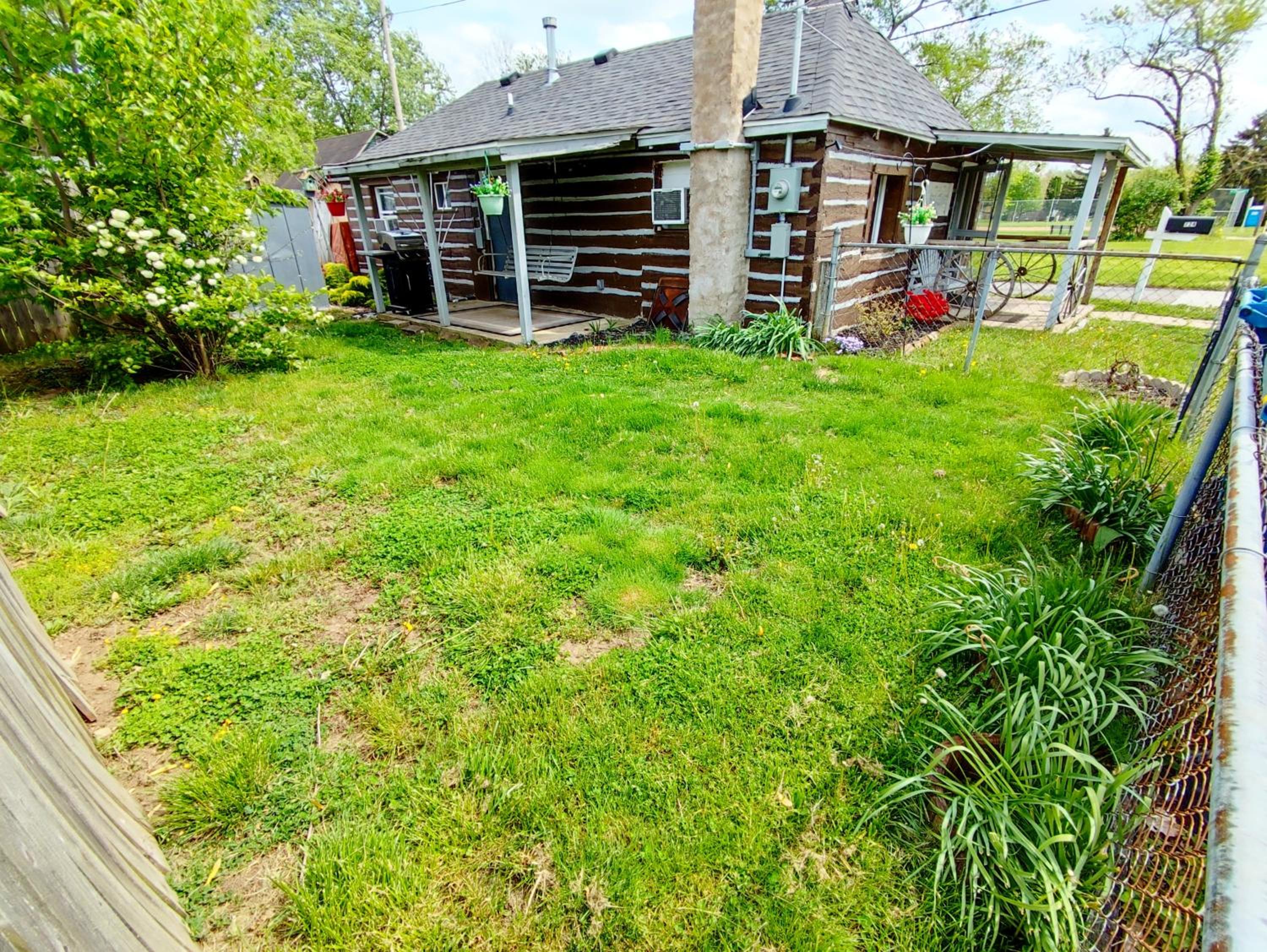 One-Bedroom House - Photo 31