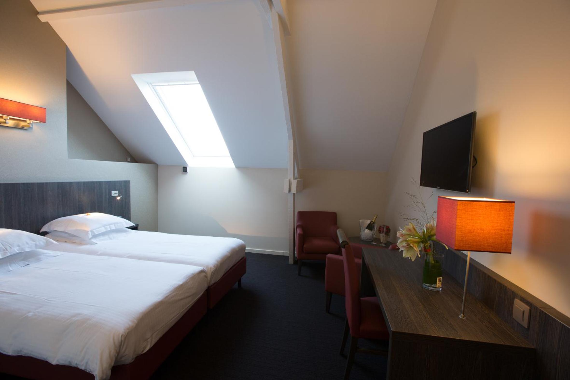 Premium Twin Room - Photo 5