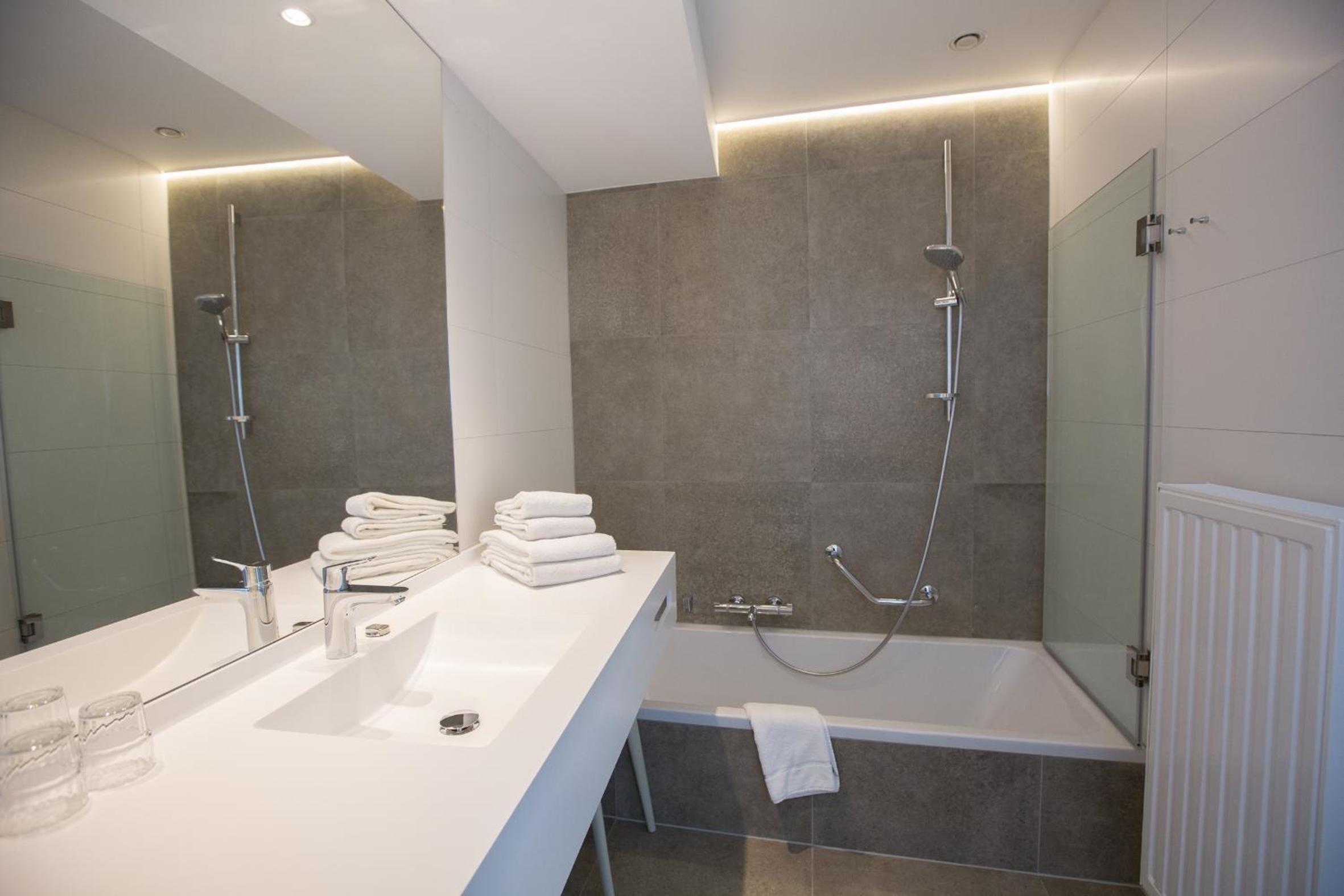 Premium Twin Room - Photo 2