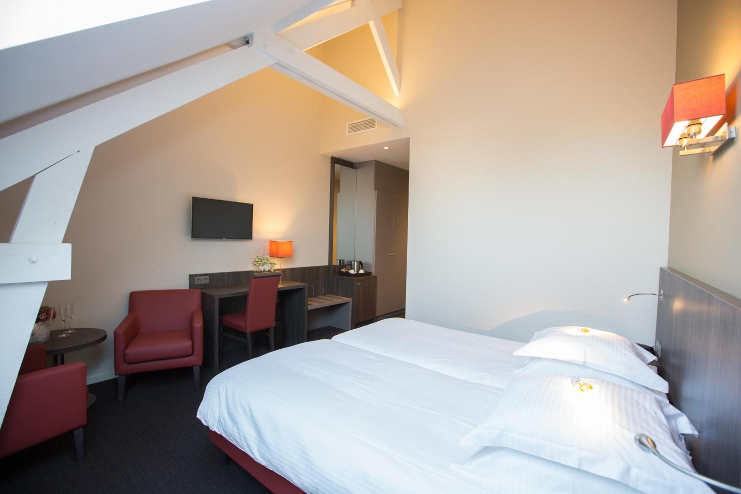 Premium Twin Room - Photo 4