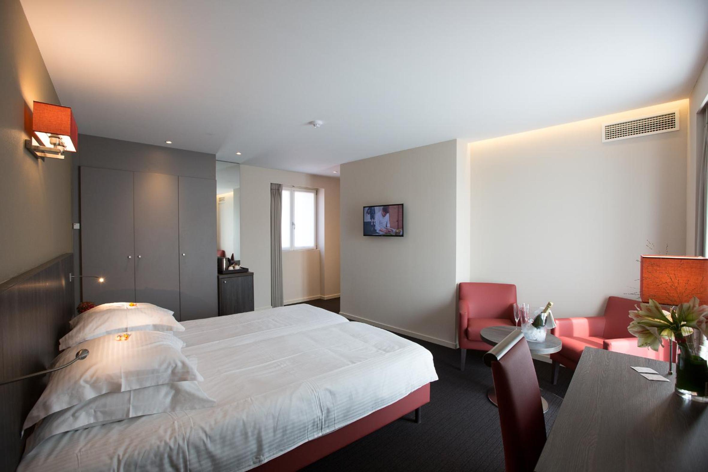 Premium Twin Room - Photo 7