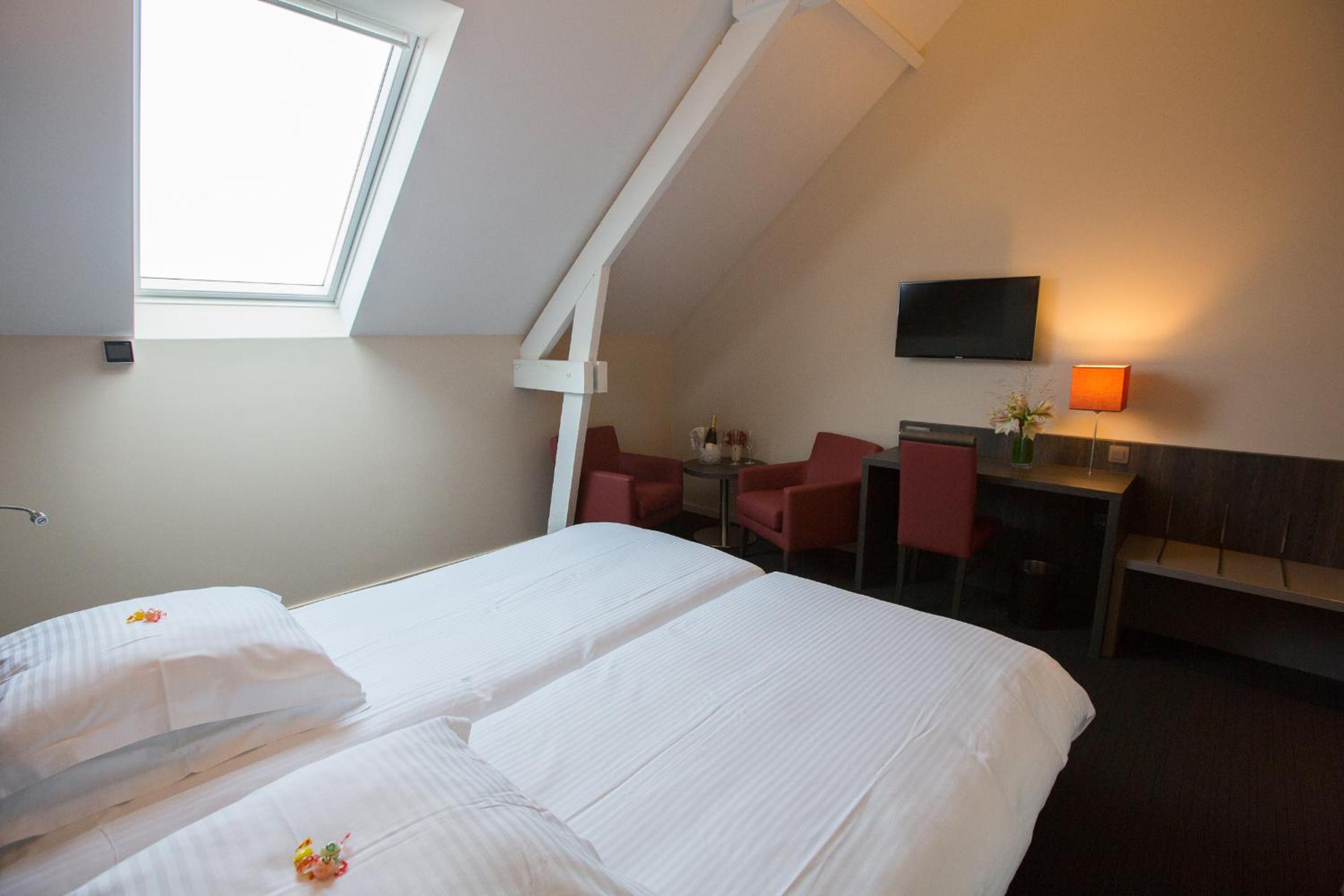 Premium Twin Room - Photo 3