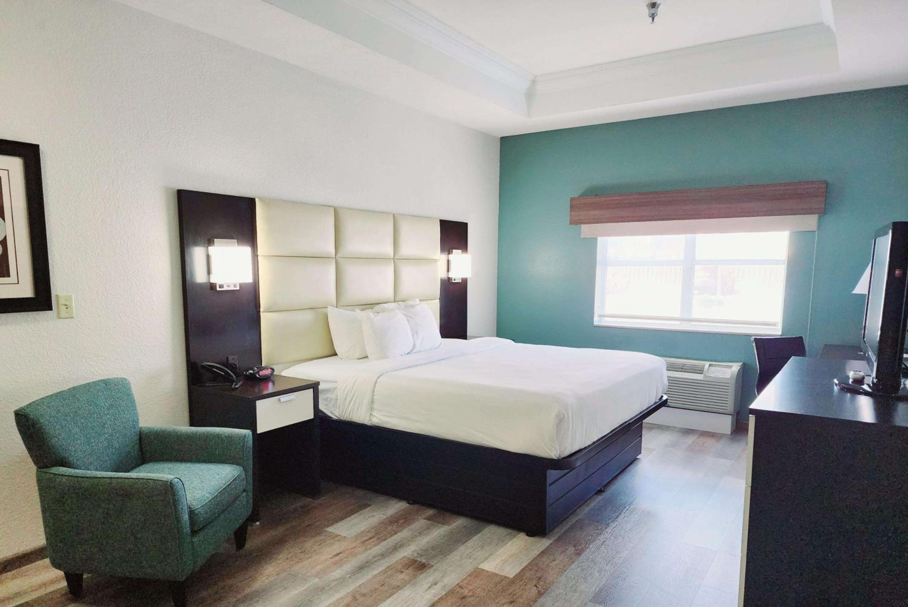 King Room with Bath Tub - Mobility Accessible/Non-Smoking - Photo 1