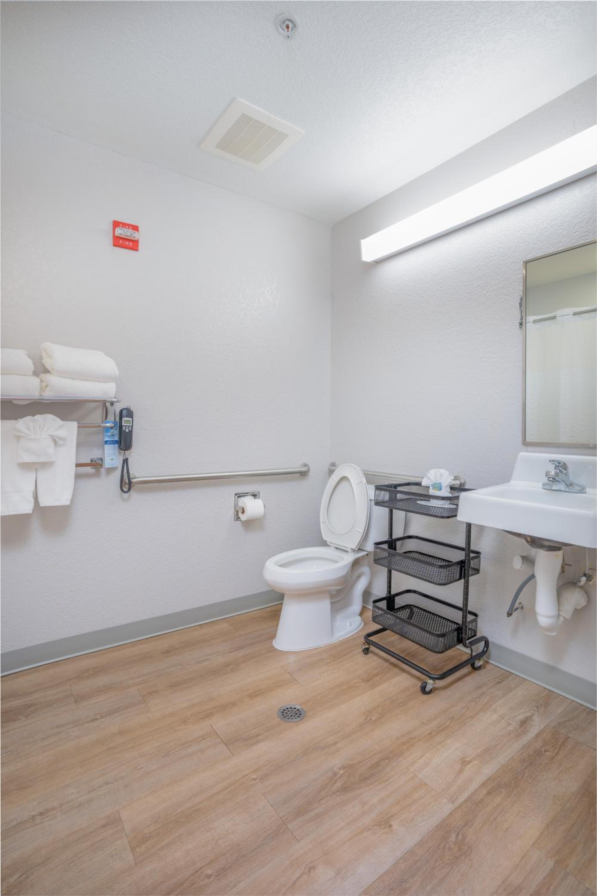 Queen Room - Mobility Access/Non-Smoking - Photo 2