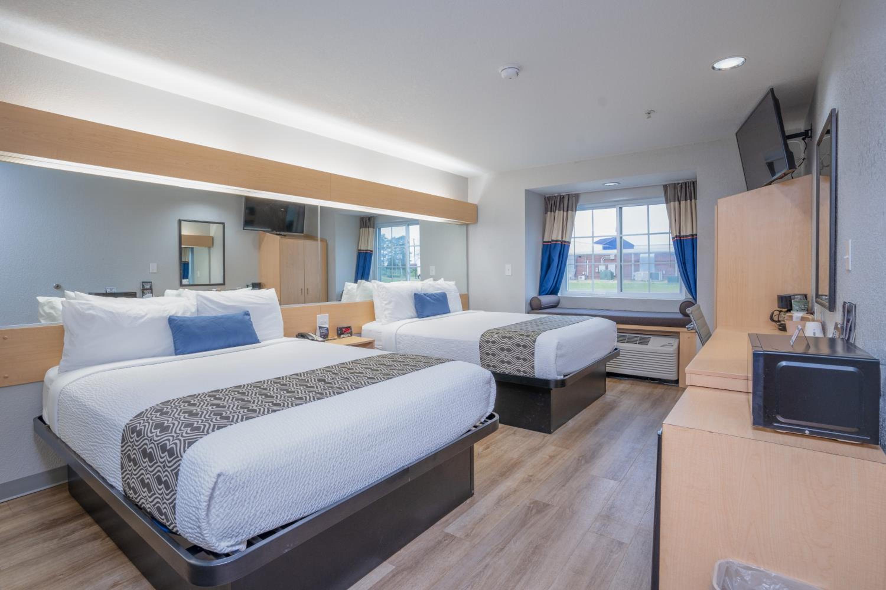 Queen Room with Two Queen Beds - Mobility Access/Non-Smoking - Photo 4