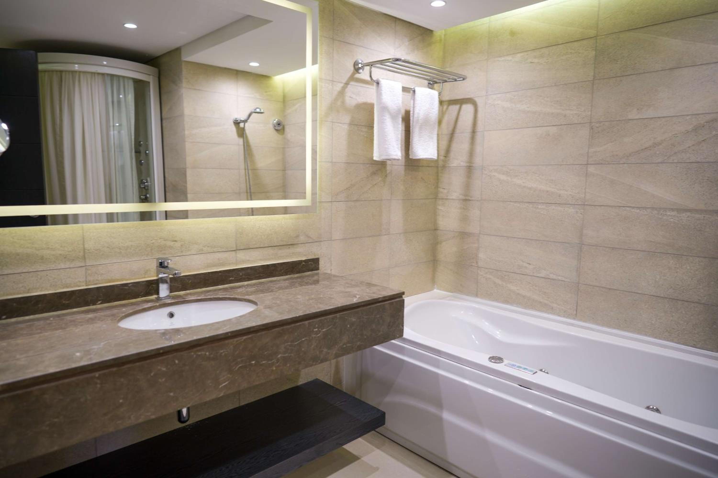 Suite with Terrace and Lounge Access - Photo 8