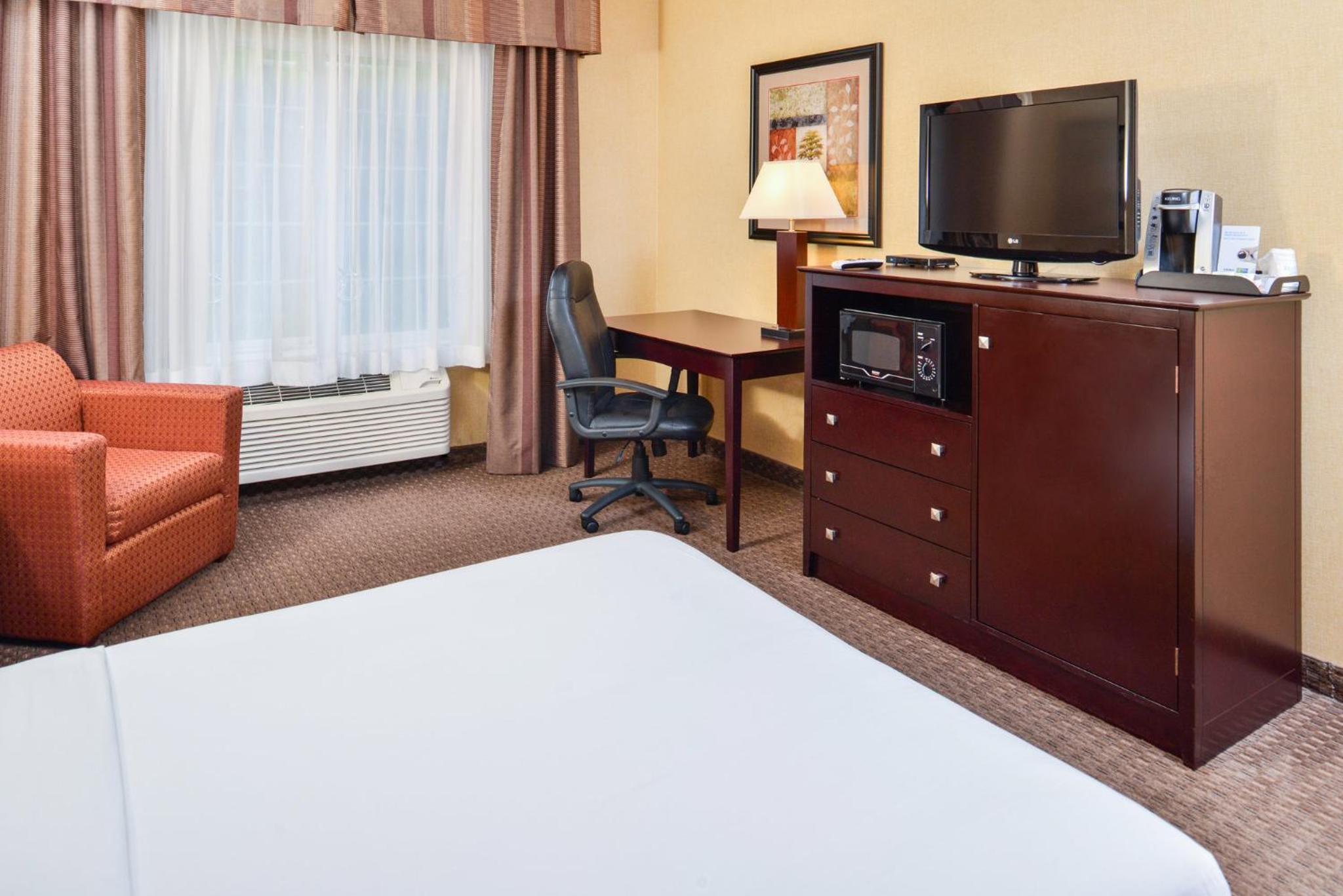 Queen Suite with Sofa Bed - Photo 7