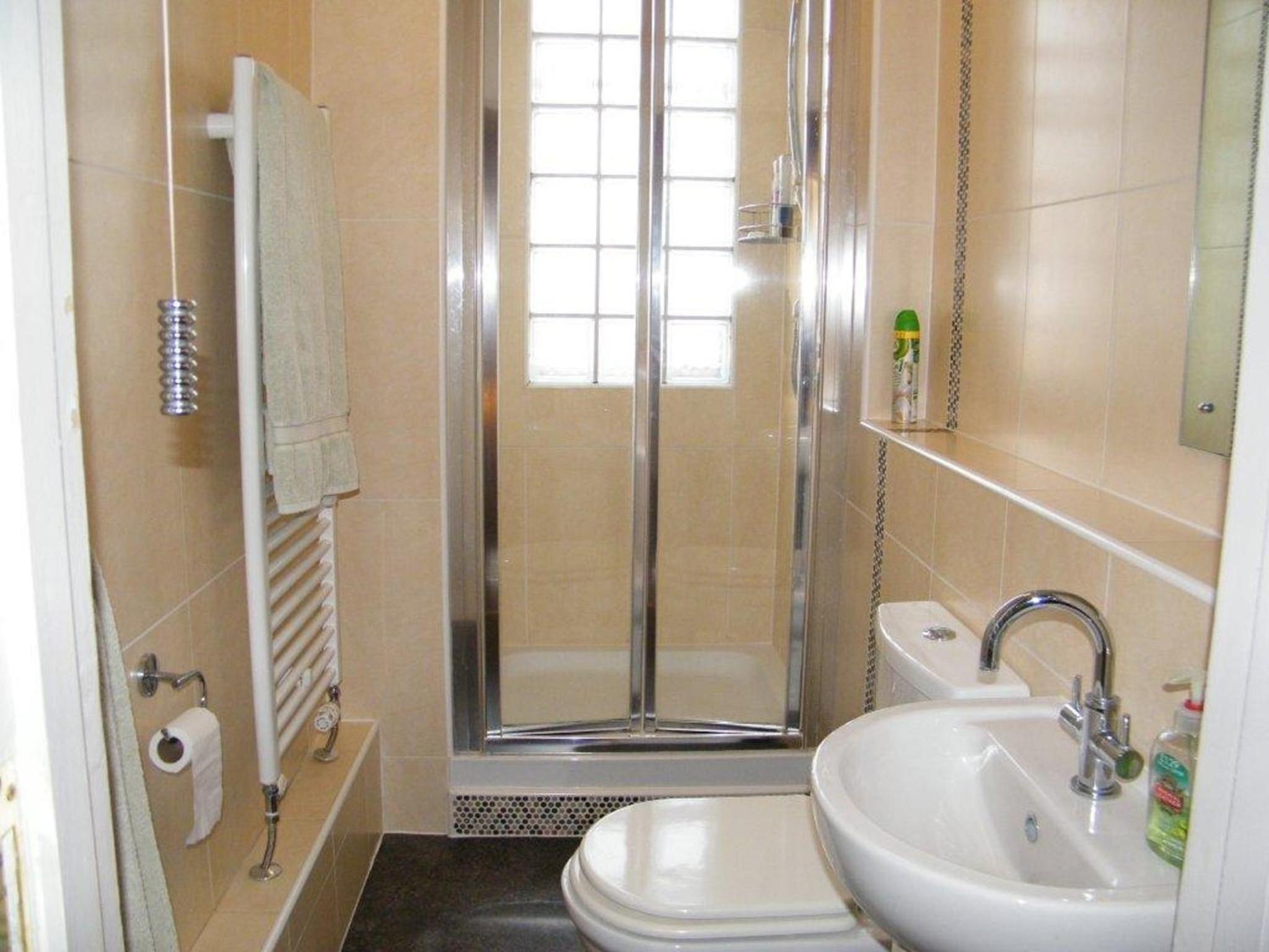 Single Room with Private Bathroom photo 3