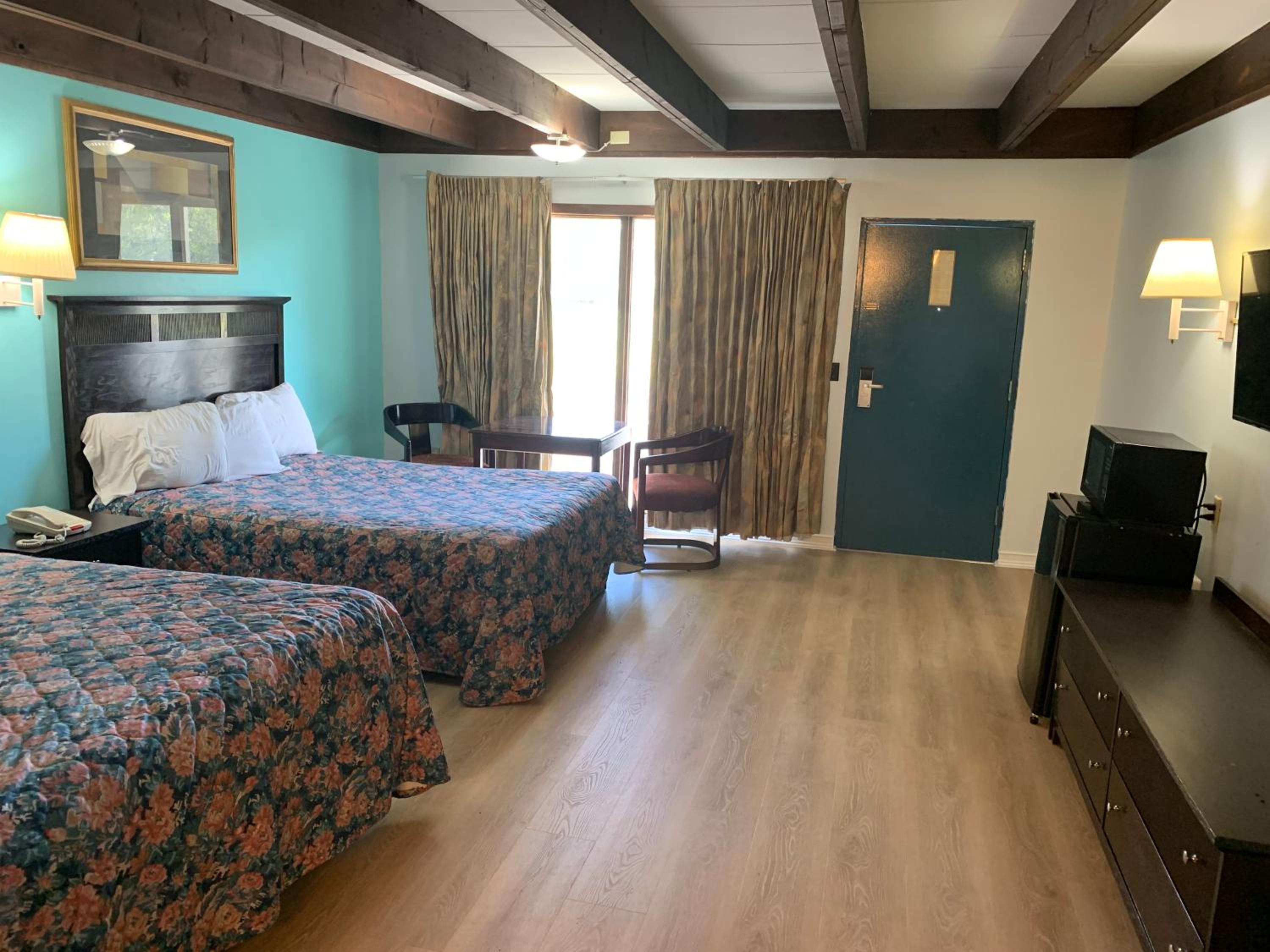 Queen Room with Two Queen Beds - Non-Smoking - Photo 1