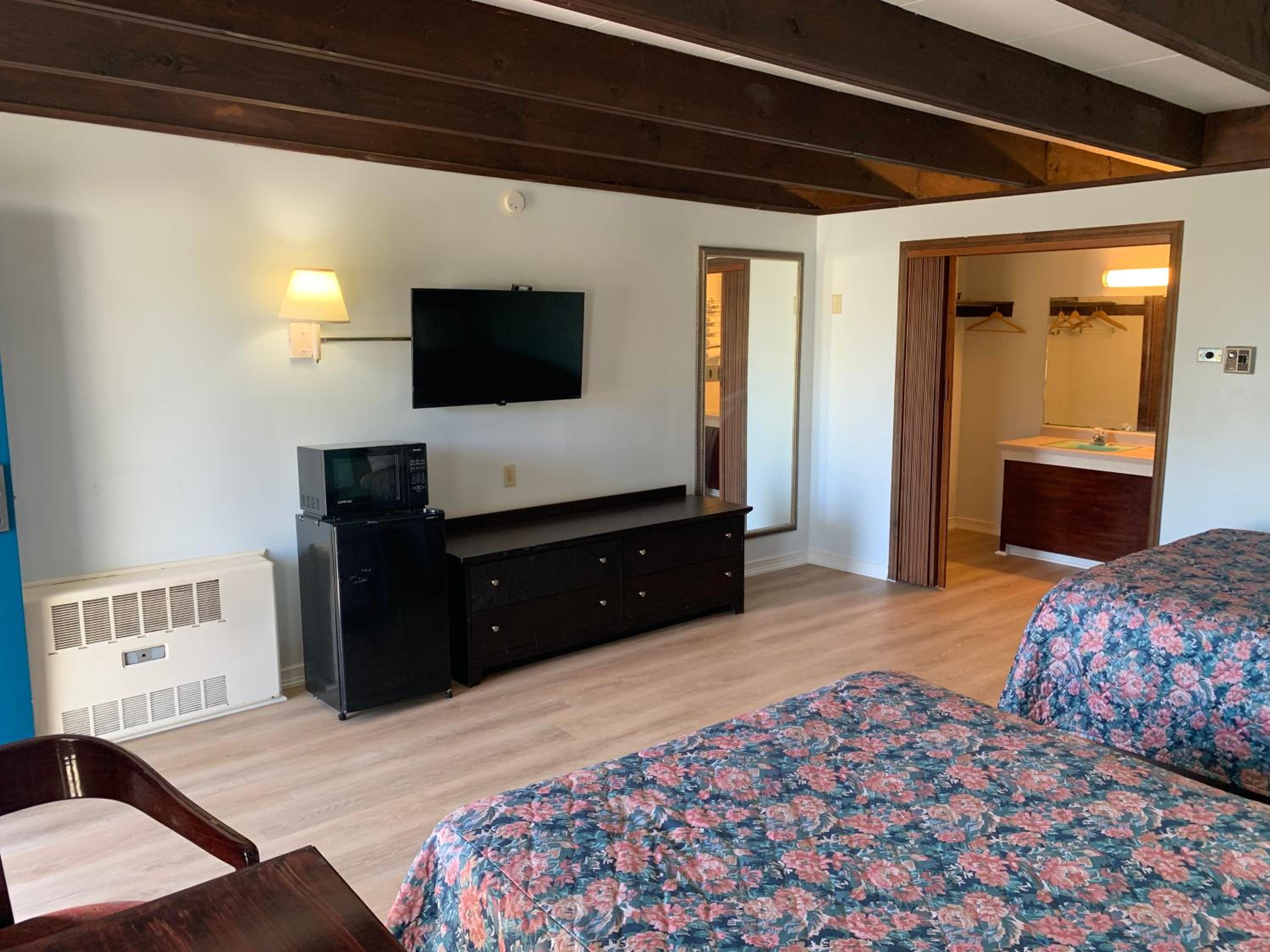 Queen Room with Two Queen Beds - Non-Smoking - Photo 6