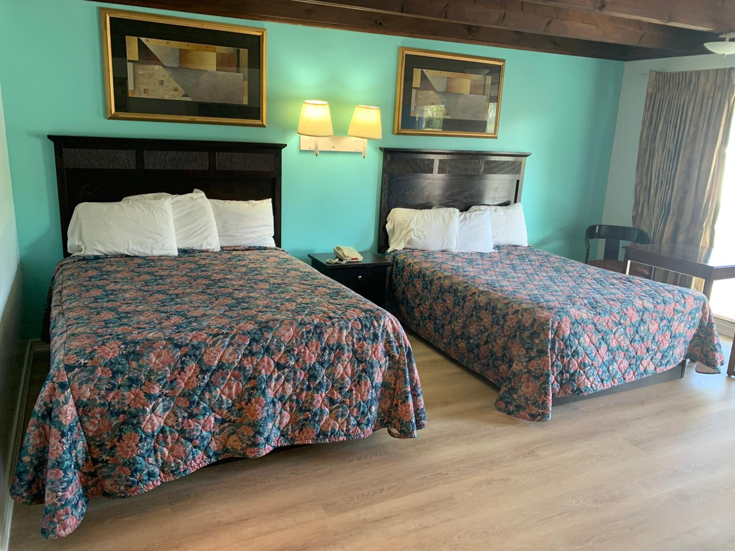 Queen Room with Two Queen Beds - Non-Smoking - Photo 11