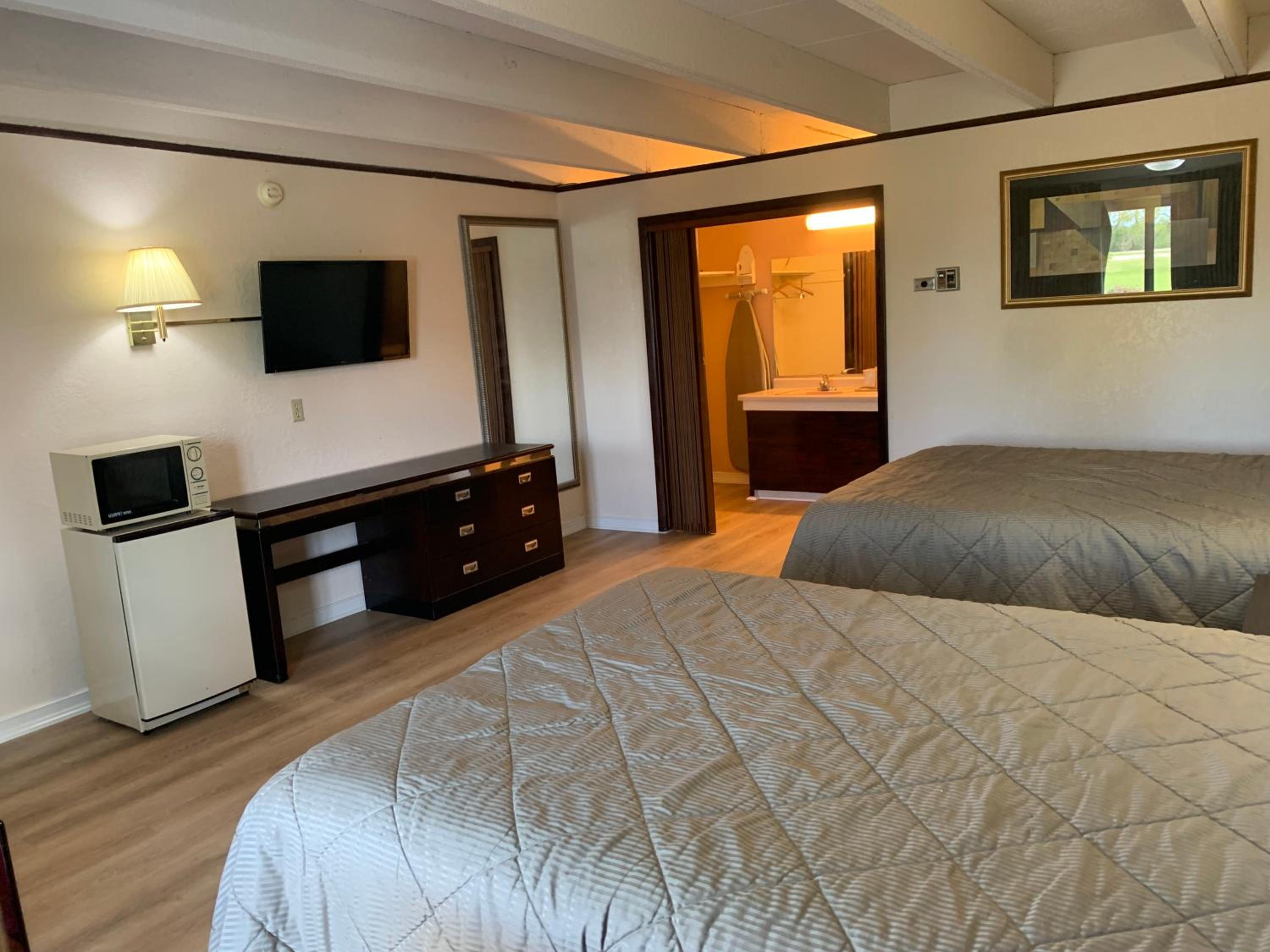 Queen Room with Two Queen Beds - Non-Smoking - Photo 12