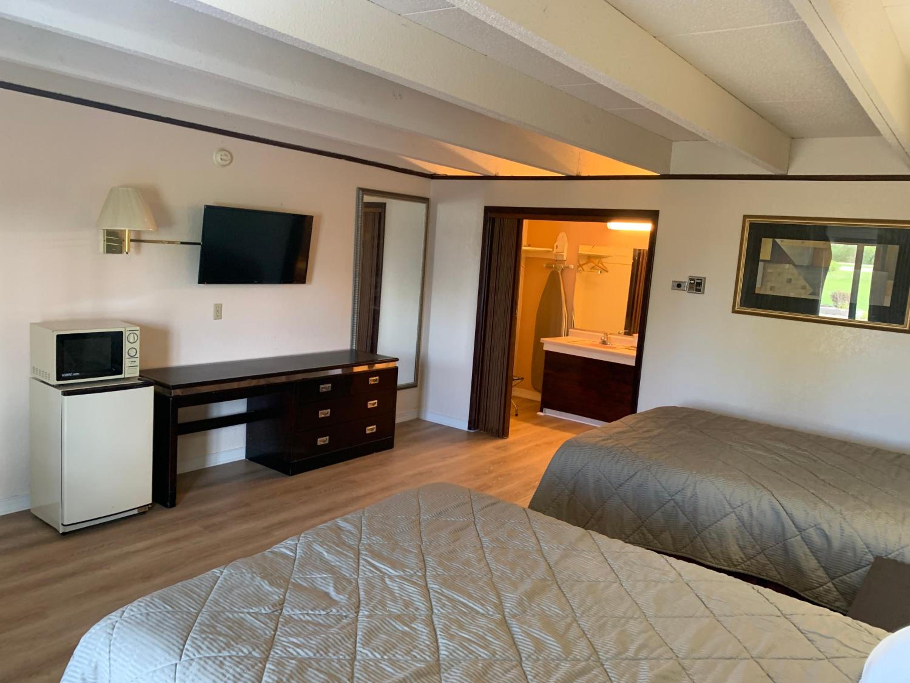 Queen Room with Two Queen Beds - Non-Smoking - Photo 4