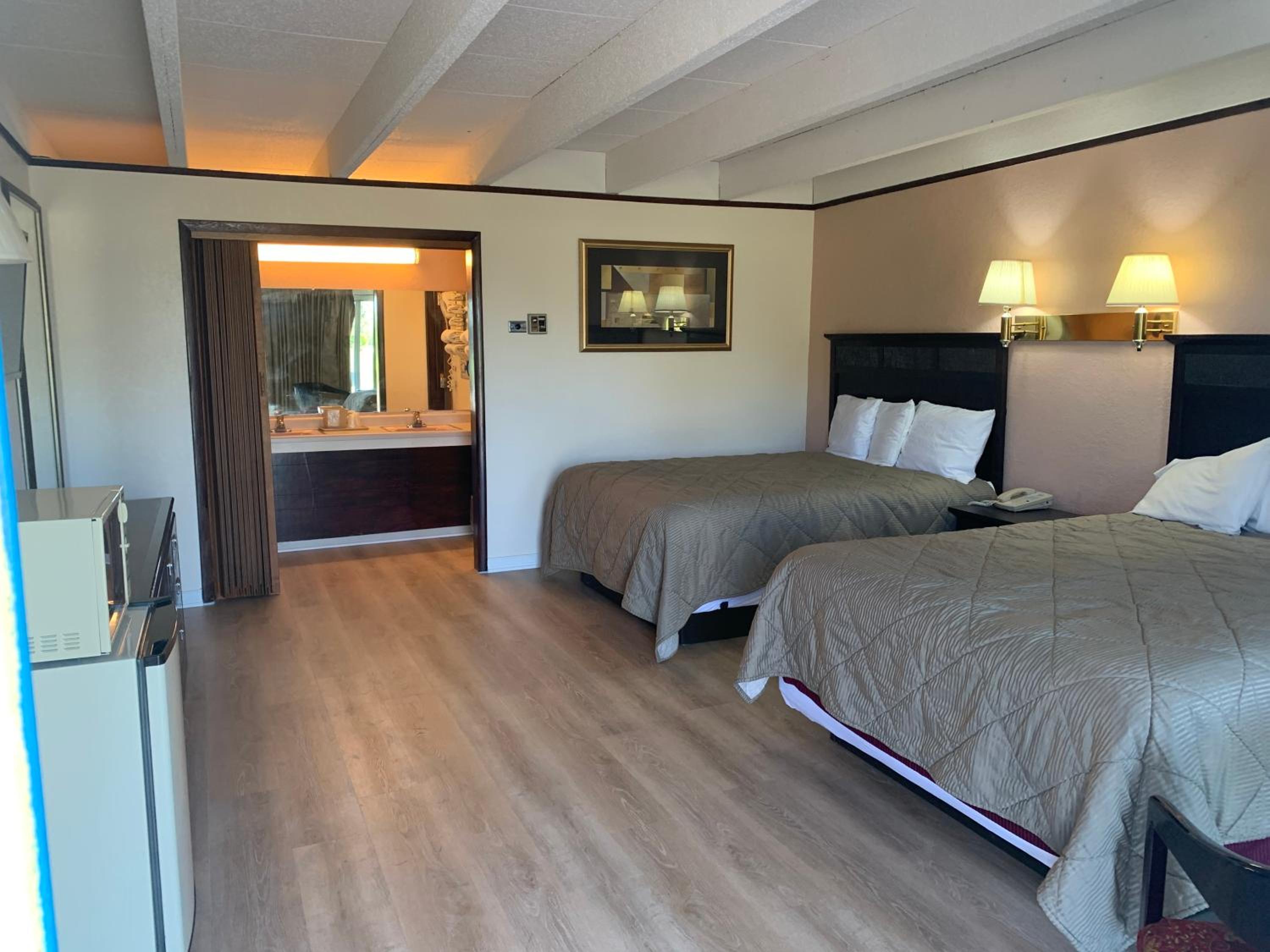 Queen Room with Two Queen Beds - Non-Smoking - Photo 7