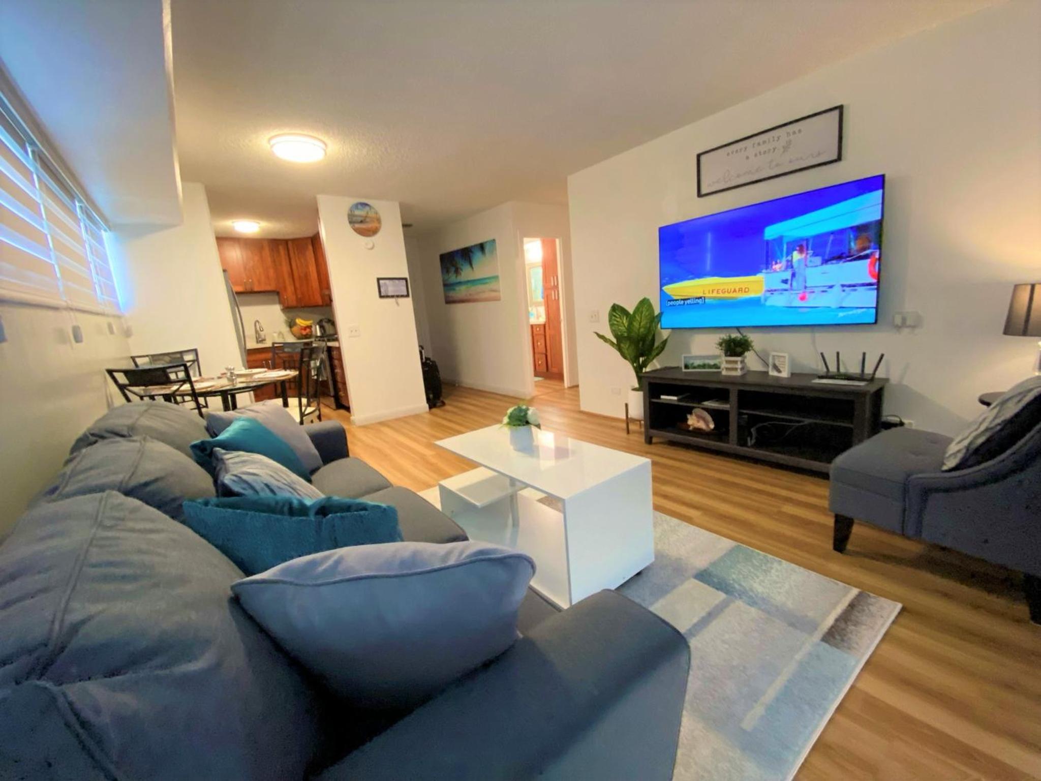 Cozy 2beds,2baths, free parking at Waikiki Beach: hotel room photo