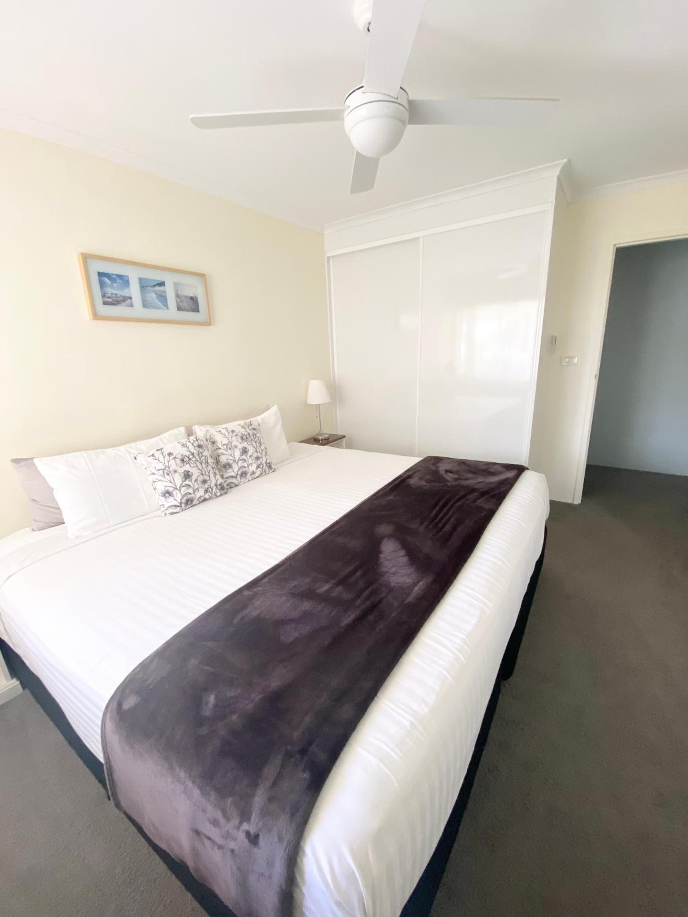 Executive One-Bedroom Apartment with Ocean View - Photo 4