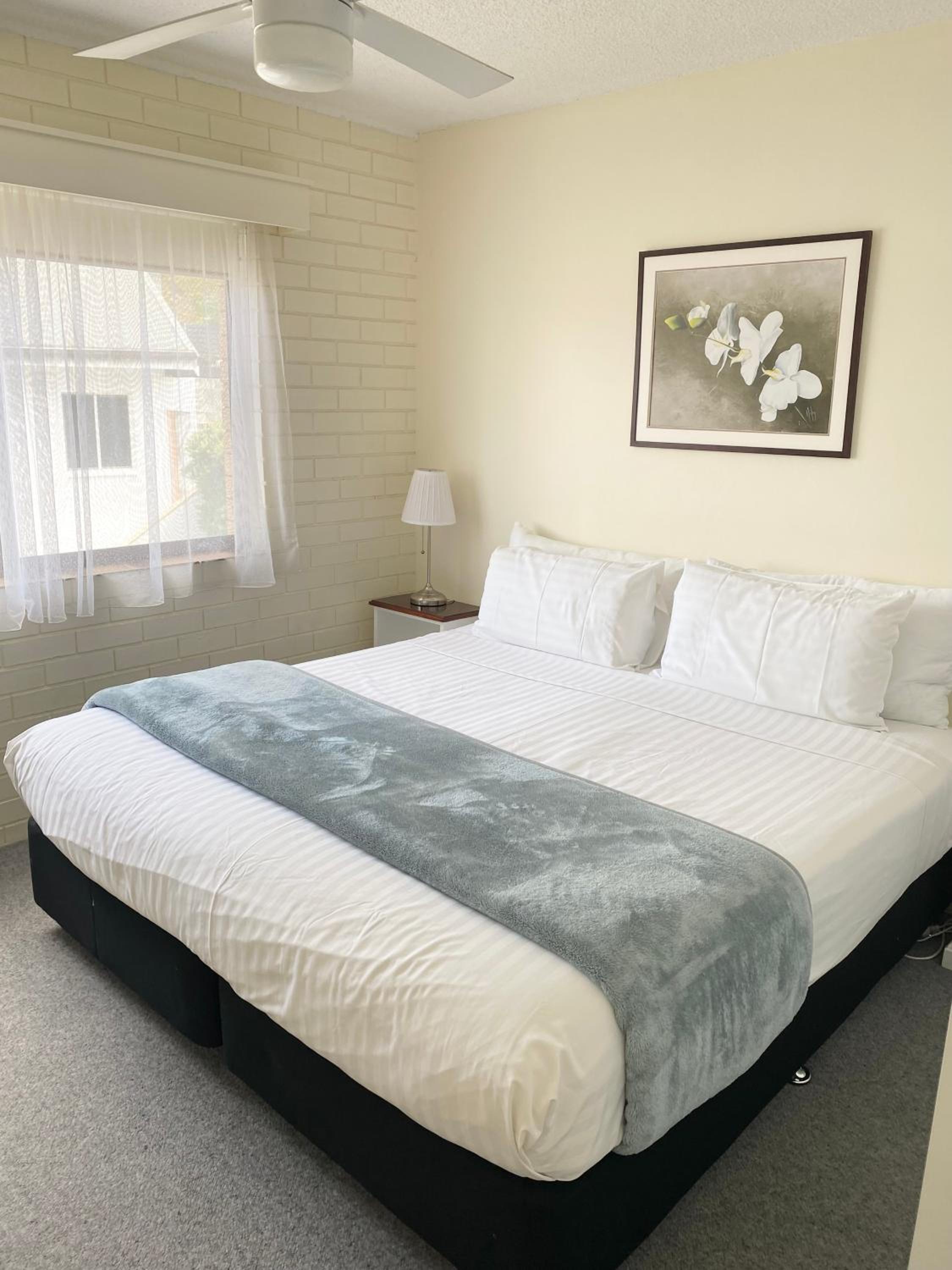 Front Unit - Two-Bedroom Apartment with  Ocean View - Photo 7
